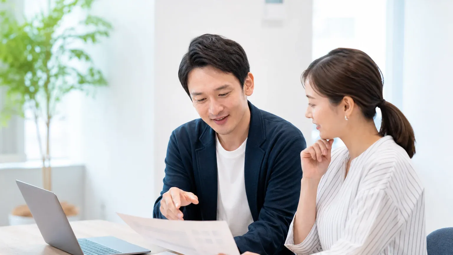 アジャイル開発の向き不向きをウォーターフォールと比較して検討する場面