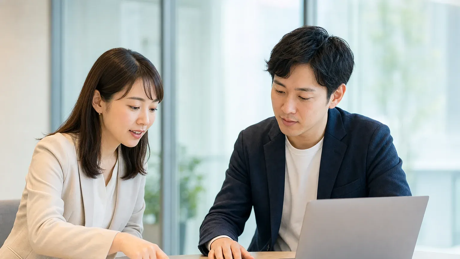 AI導入が失敗する原因を資料で振り返り検討する担当者たち