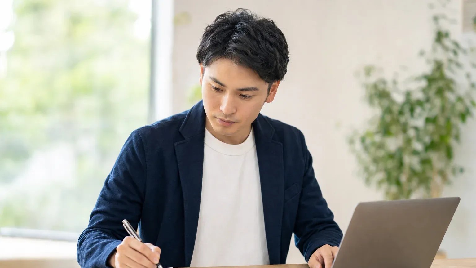 AI導入の失敗を防ぐため目的と要件を固めて発注準備する担当者たち