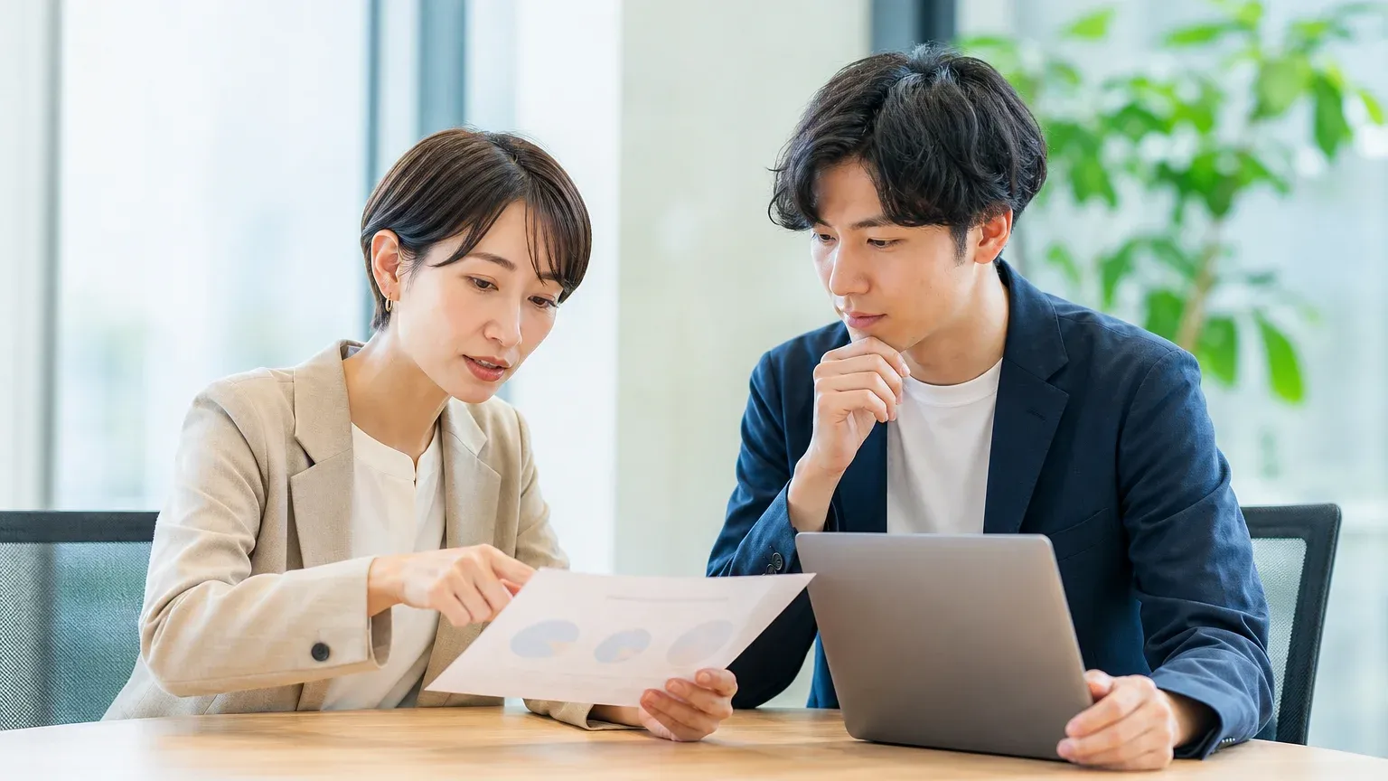 AI導入の費用対効果を踏まえ稟議と発注を相談する担当者たち