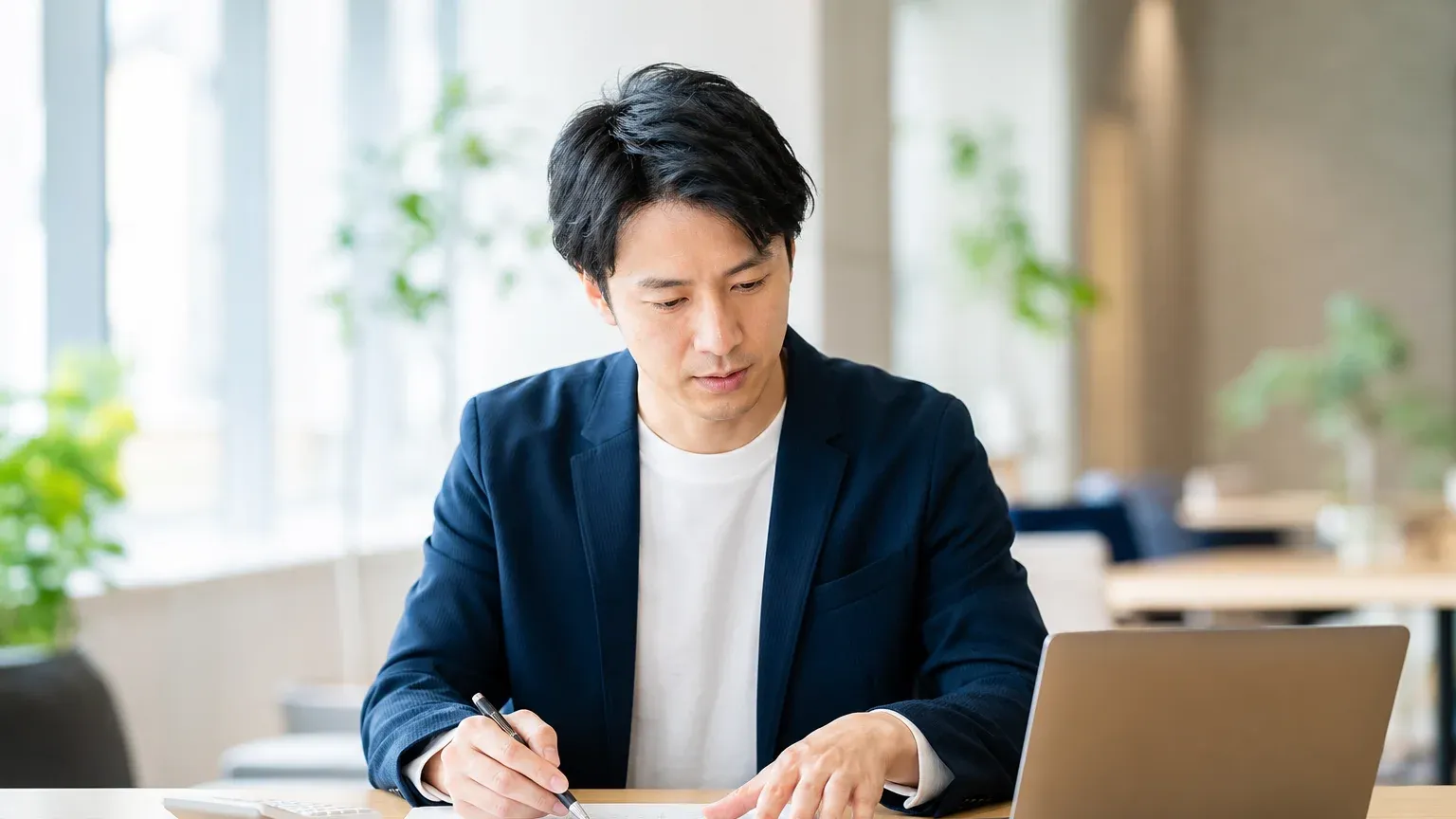 資料と電卓でAI導入の費用対効果を試算し稟議を検討する担当者