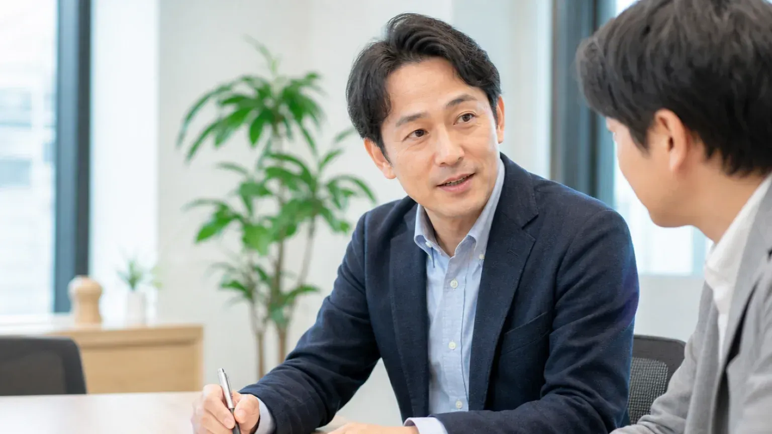 AI導入支援の担当者が発注側と並んで課題を整理している打ち合わせ