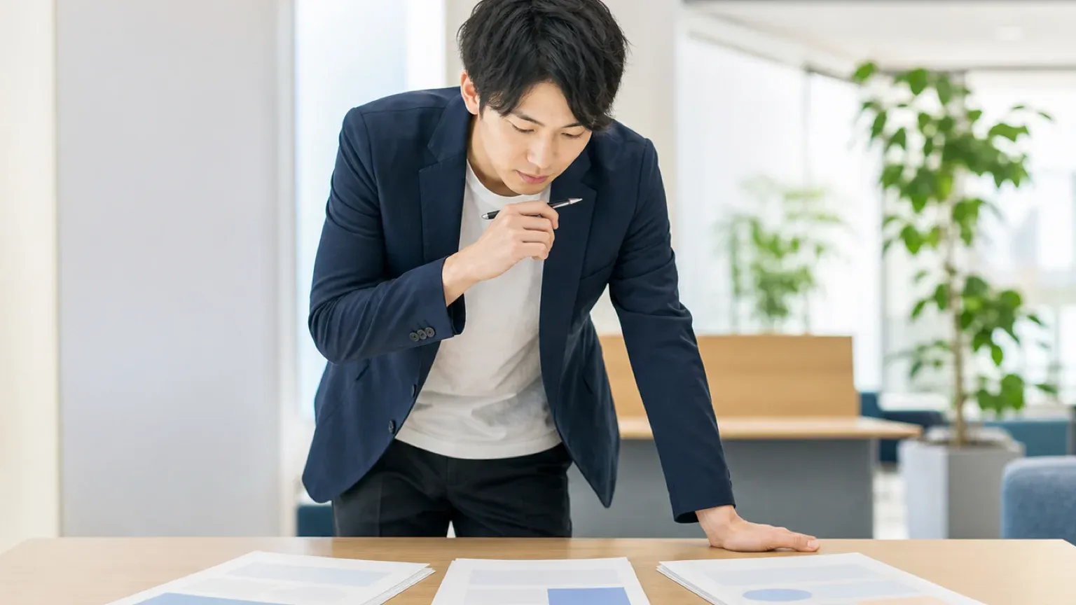 AI導入支援の会社を選ぶため3社の提案資料を見比べる担当者