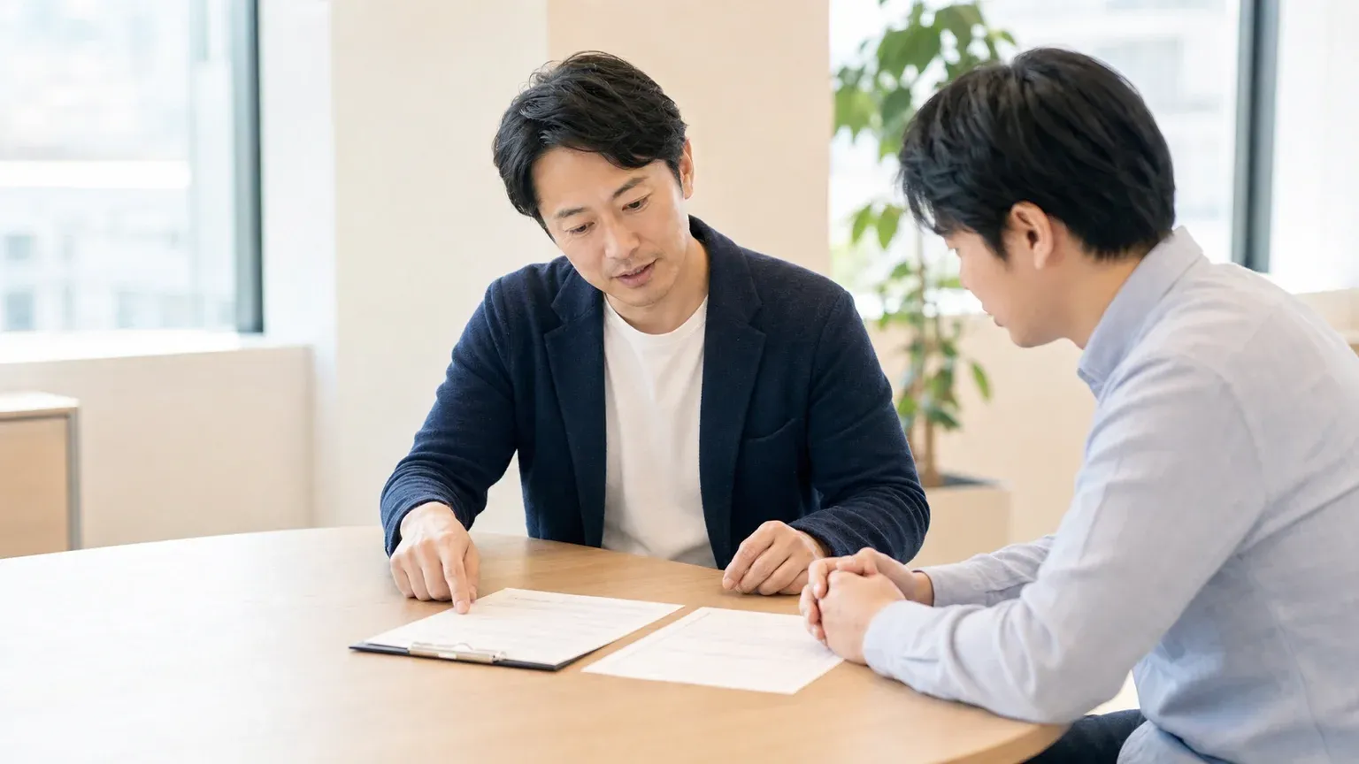 AI開発の委託契約で請負と準委任のどちらを選ぶか書類を前に検討する発注担当者