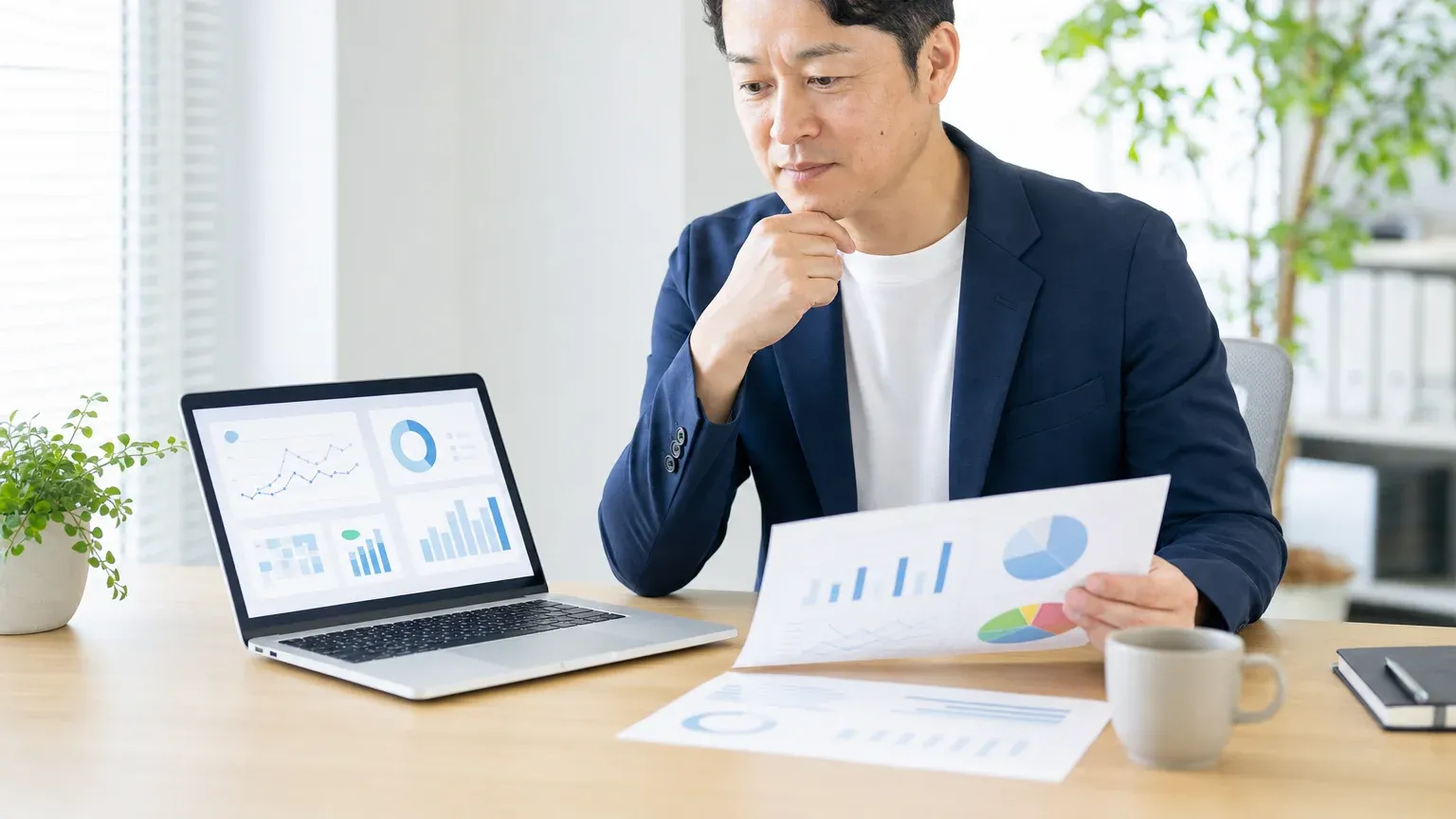 中小企業のAI開発の始め方を資料とAIダッシュボードで検討する担当者