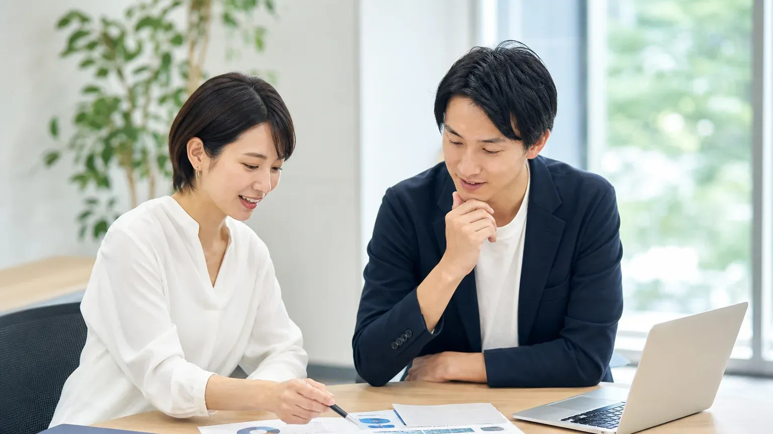 業務改善システムを既製ツールで買うか自社向けに作るか比較検討する発注担当者