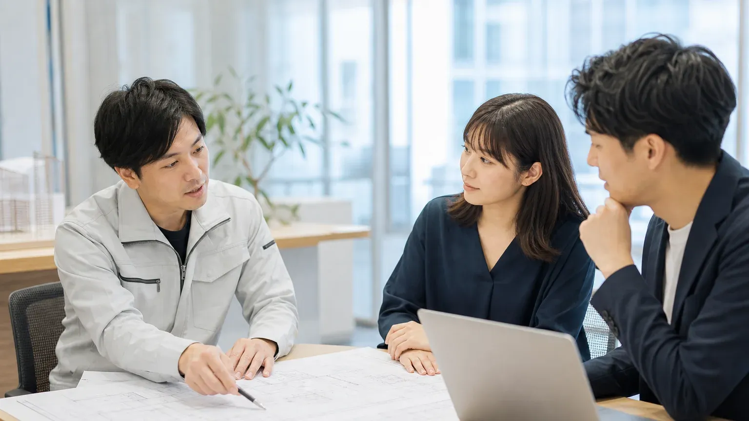 発注者と建設会社の担当者がAI導入について打ち合わせしている様子