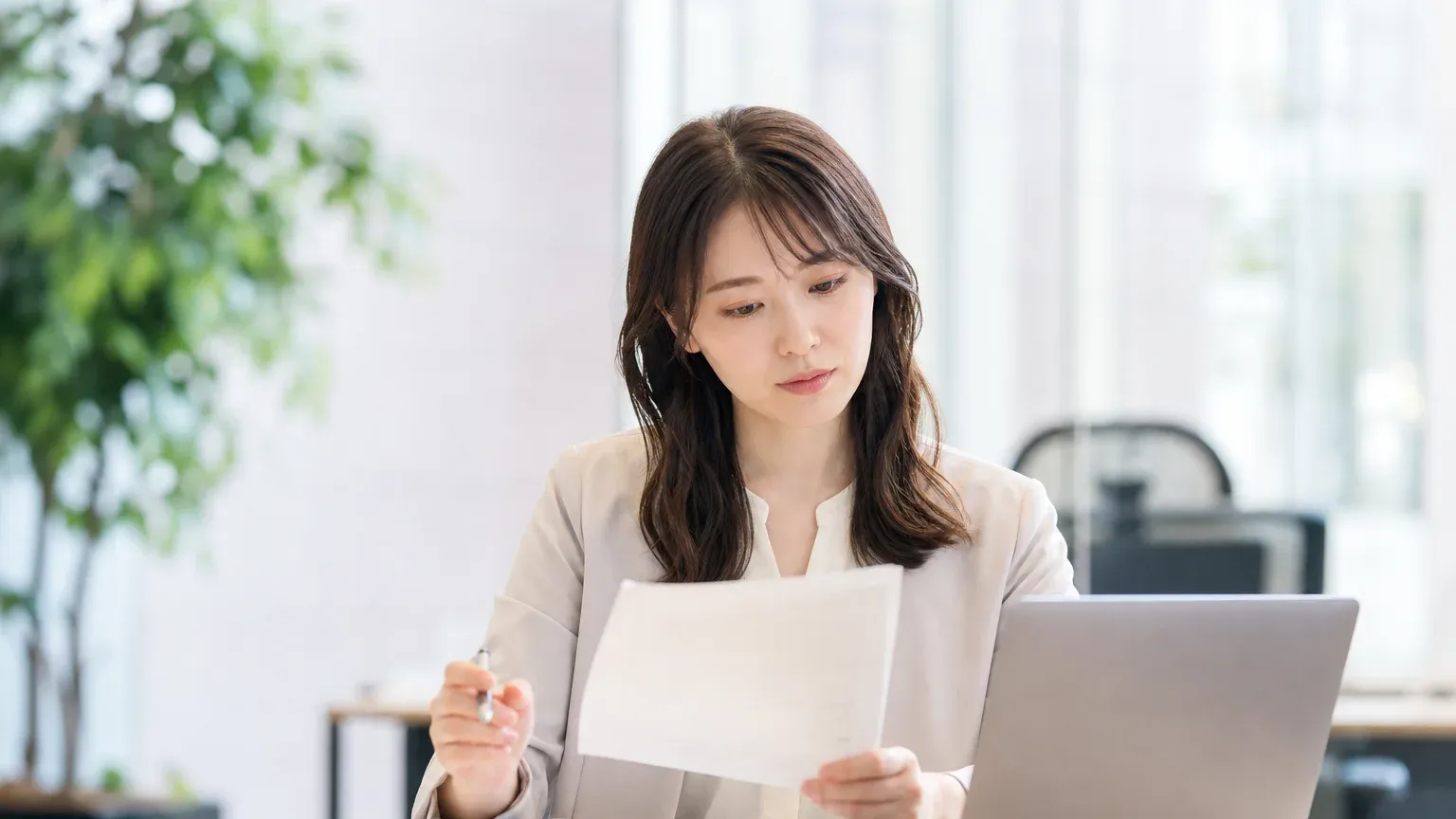 外注先の倒産リスクに備え資料を確認して見極める発注担当者