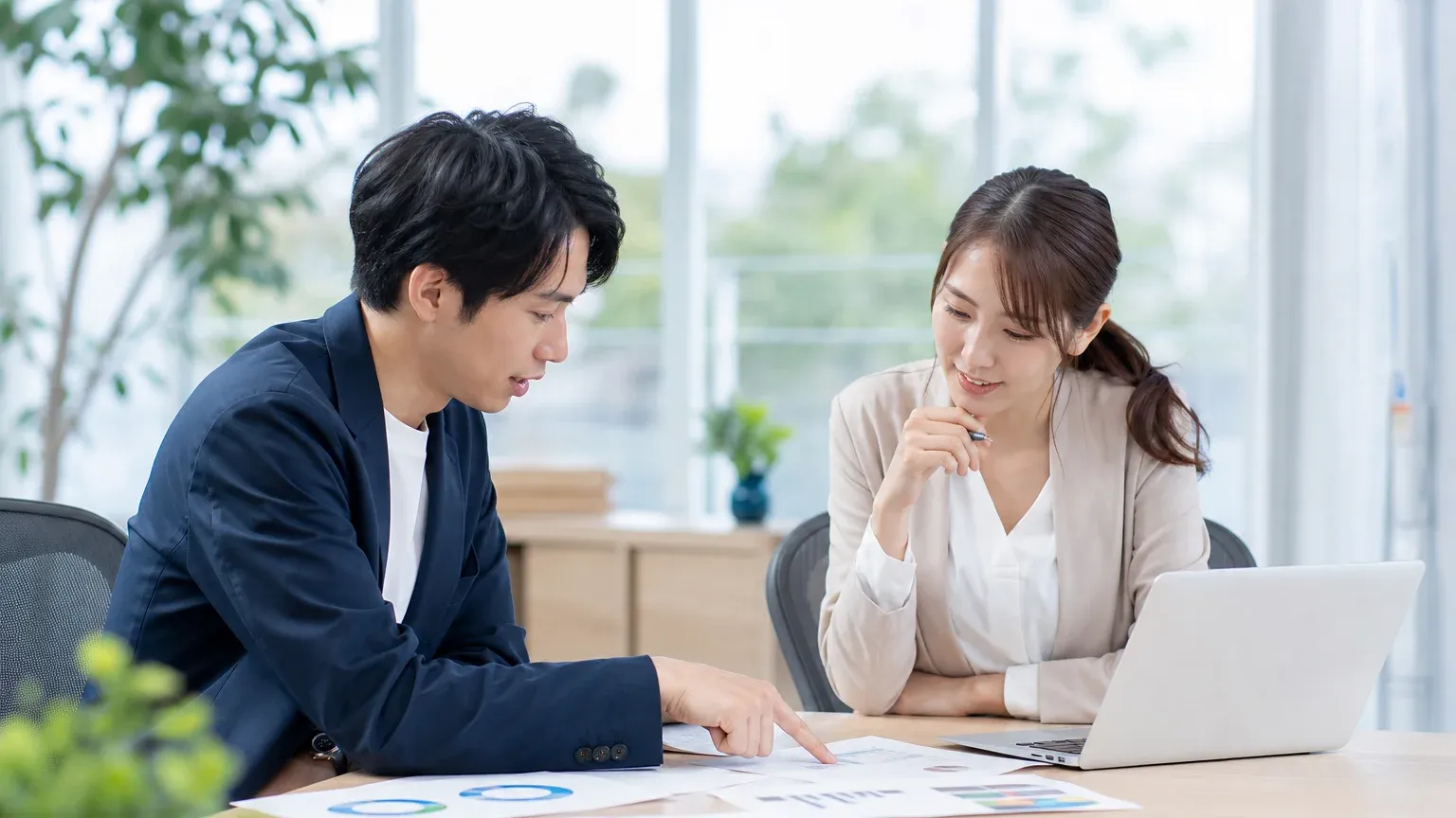 受託開発会社の選び方として大手と中小の違いを資料で見比べる発注担当者