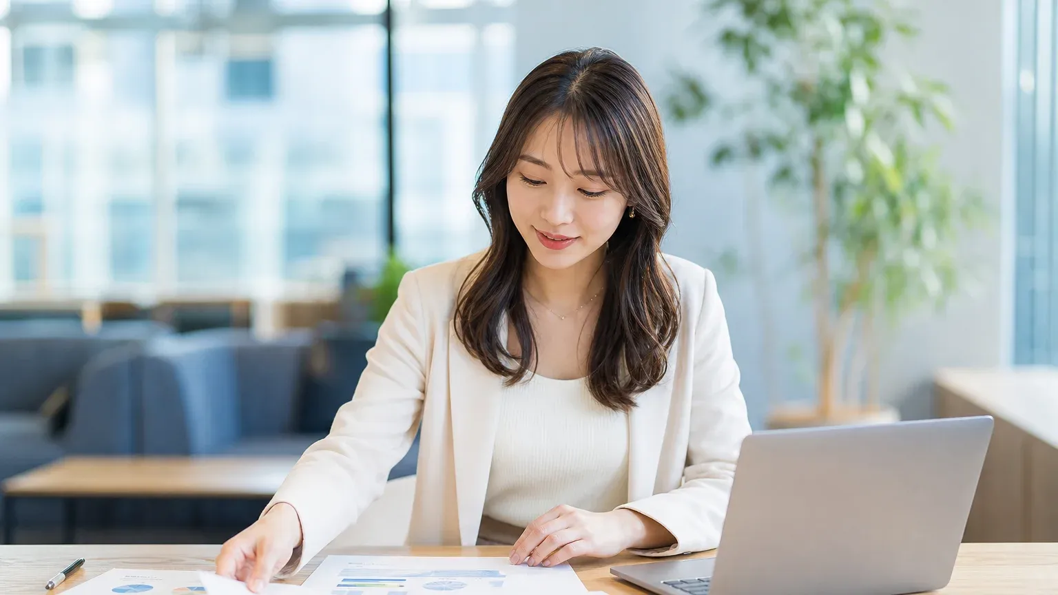 受託開発会社の選び方として複数社の資料を見比べて発注先を検討する担当者