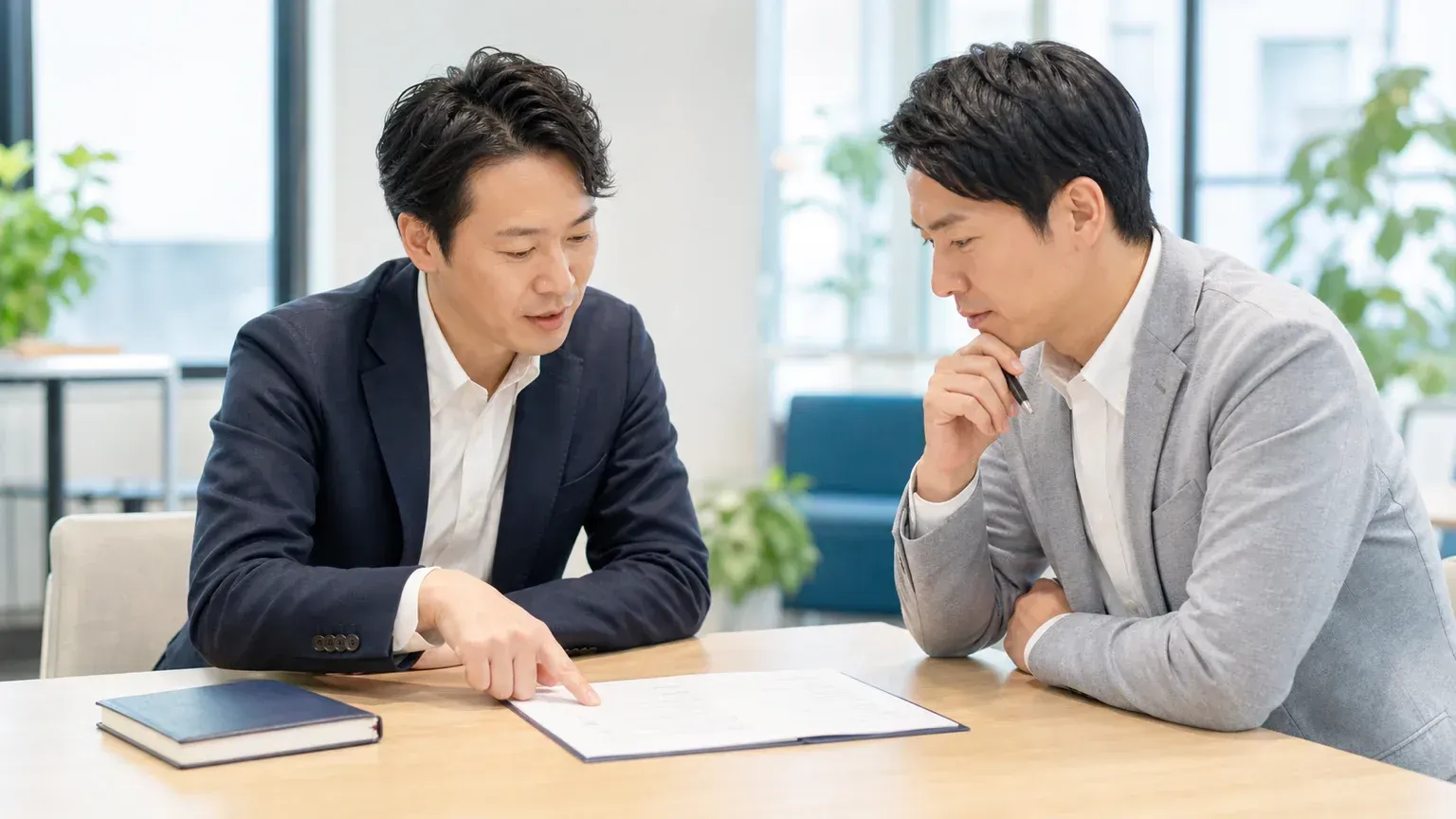 受託開発の契約で責任範囲や検収基準を打ち合わせで確認するチーム