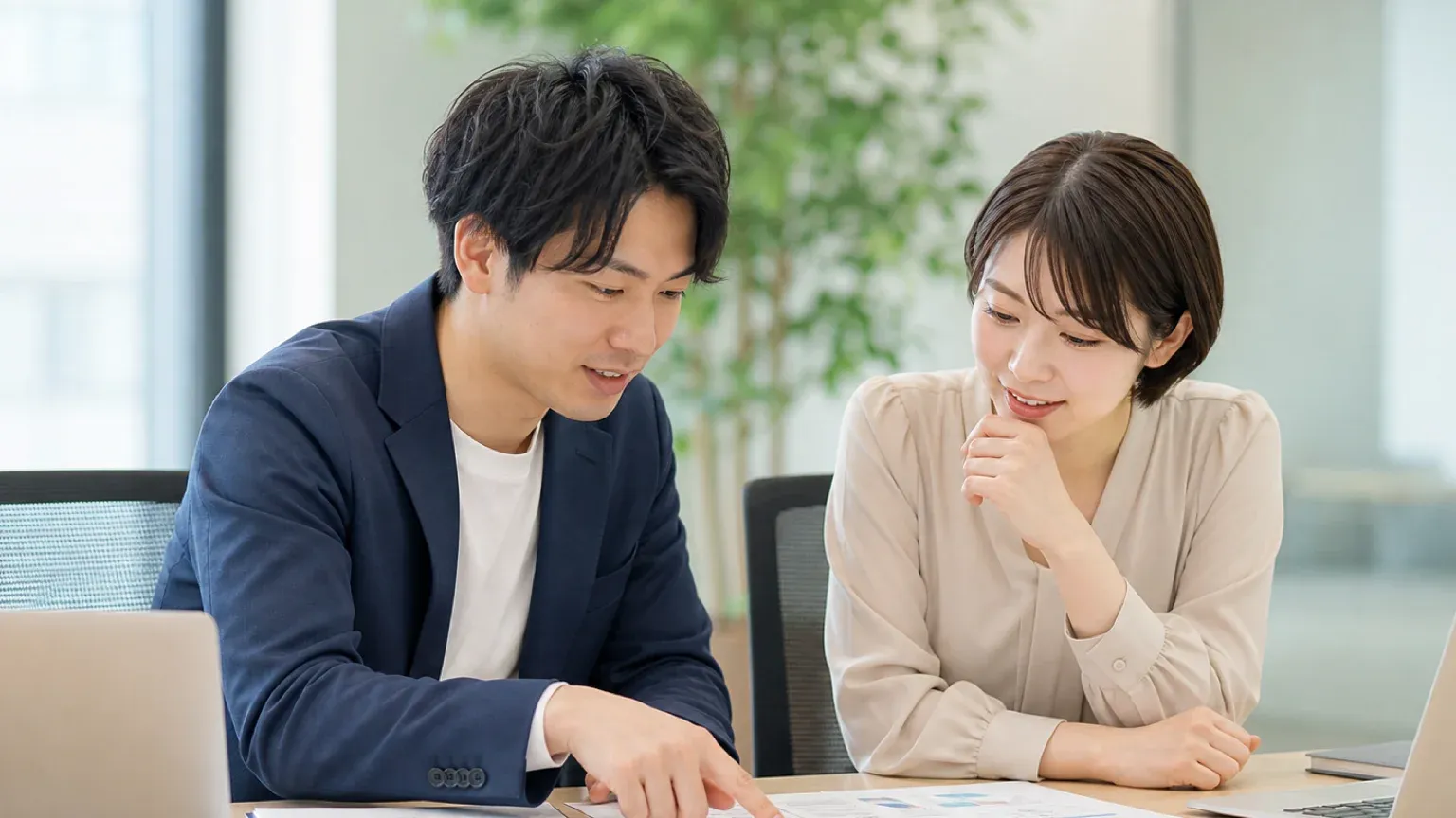 受託開発の納品物と成果物の一覧を資料で確認する発注担当者