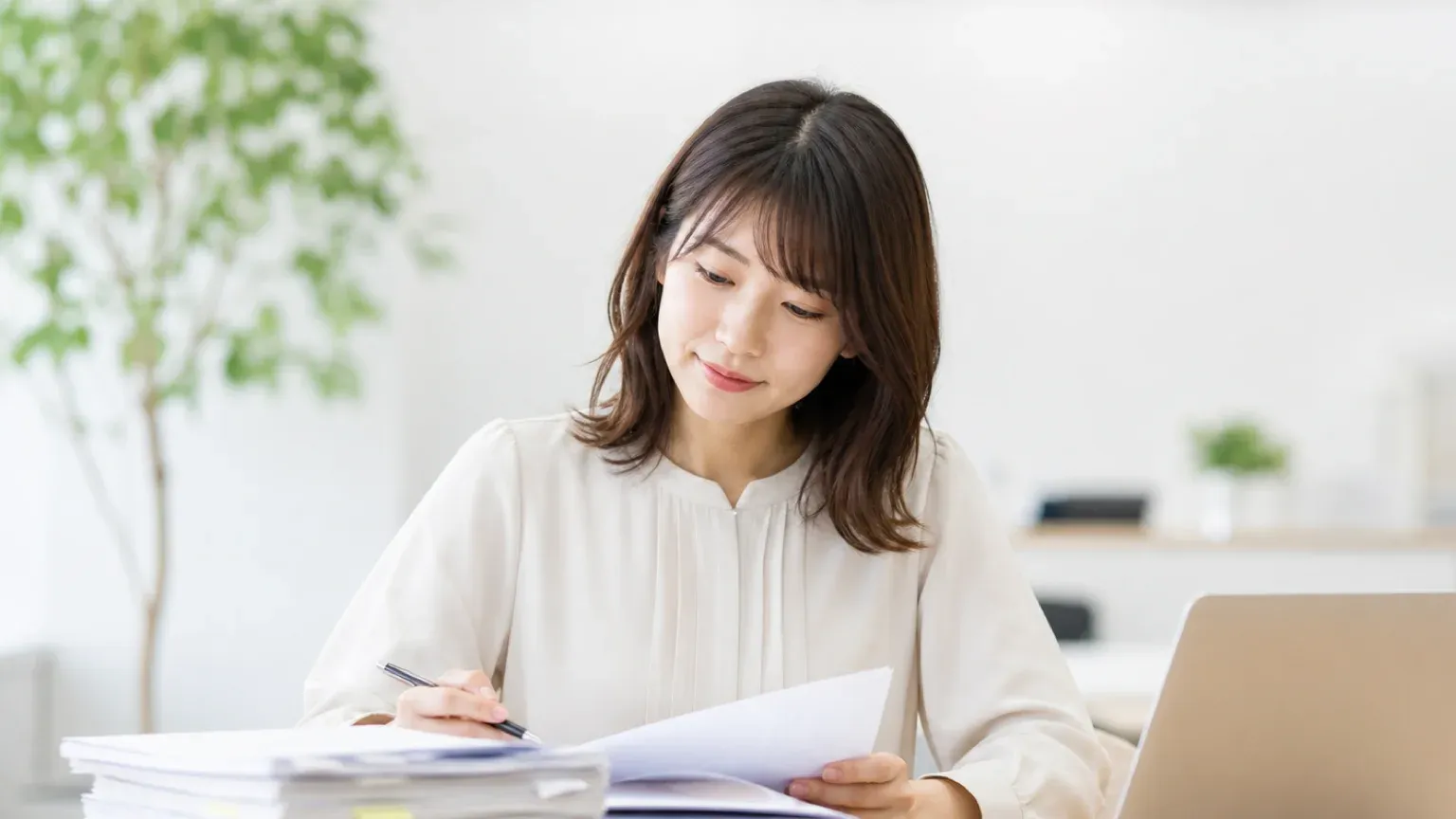 受託開発で納品された書類一式を手に受け取り内容を確認する発注担当者