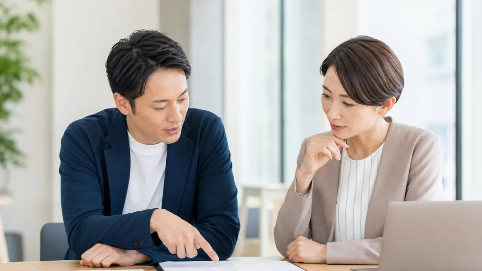 受託開発の保守契約で倒産や移管の備えを話し合う発注担当者と開発会社