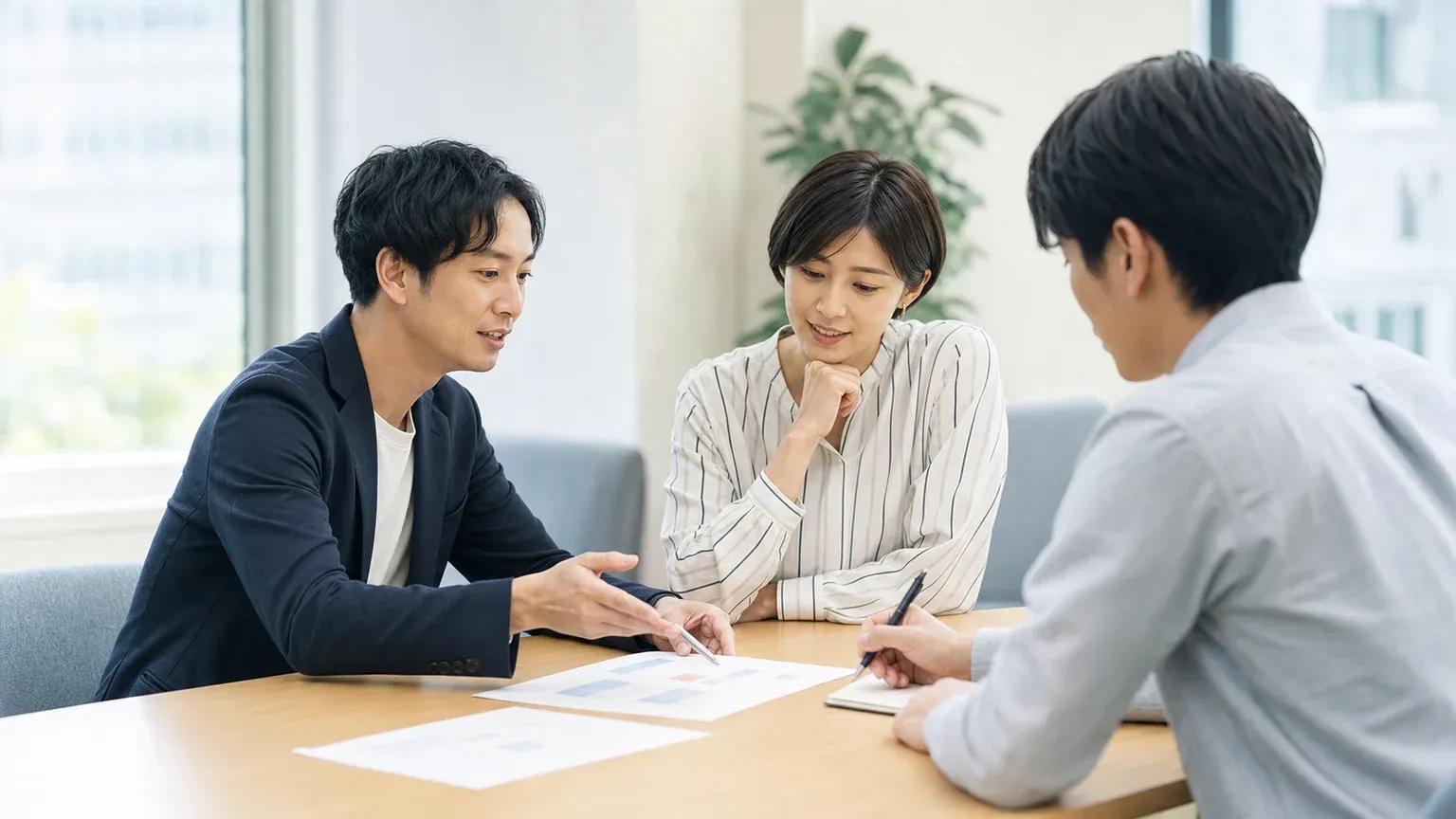 受託開発の進め方を発注側と開発会社で打ち合わせる様子