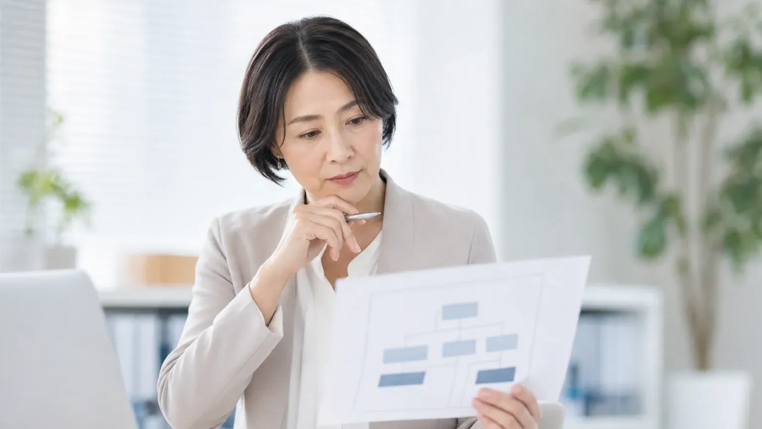 受託開発の多重下請け構造を体制図の資料で確認する発注担当者