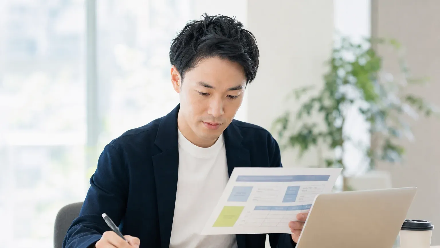 受託開発と派遣・業務委託・客先常駐の違いを資料で整理する発注担当者