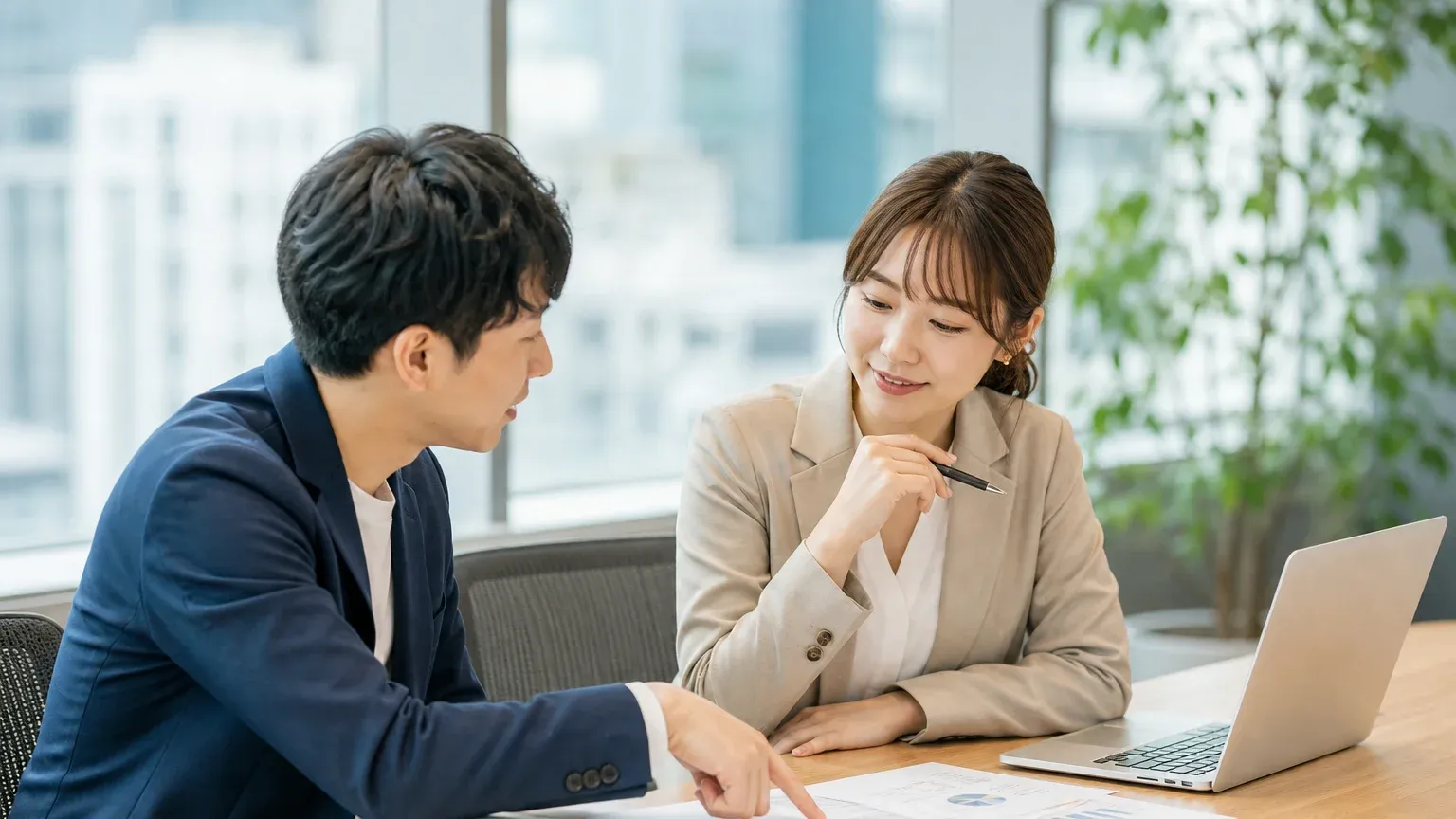 受託開発と派遣のどちらで頼むか、頼み方の違いを踏まえて検討する発注担当者