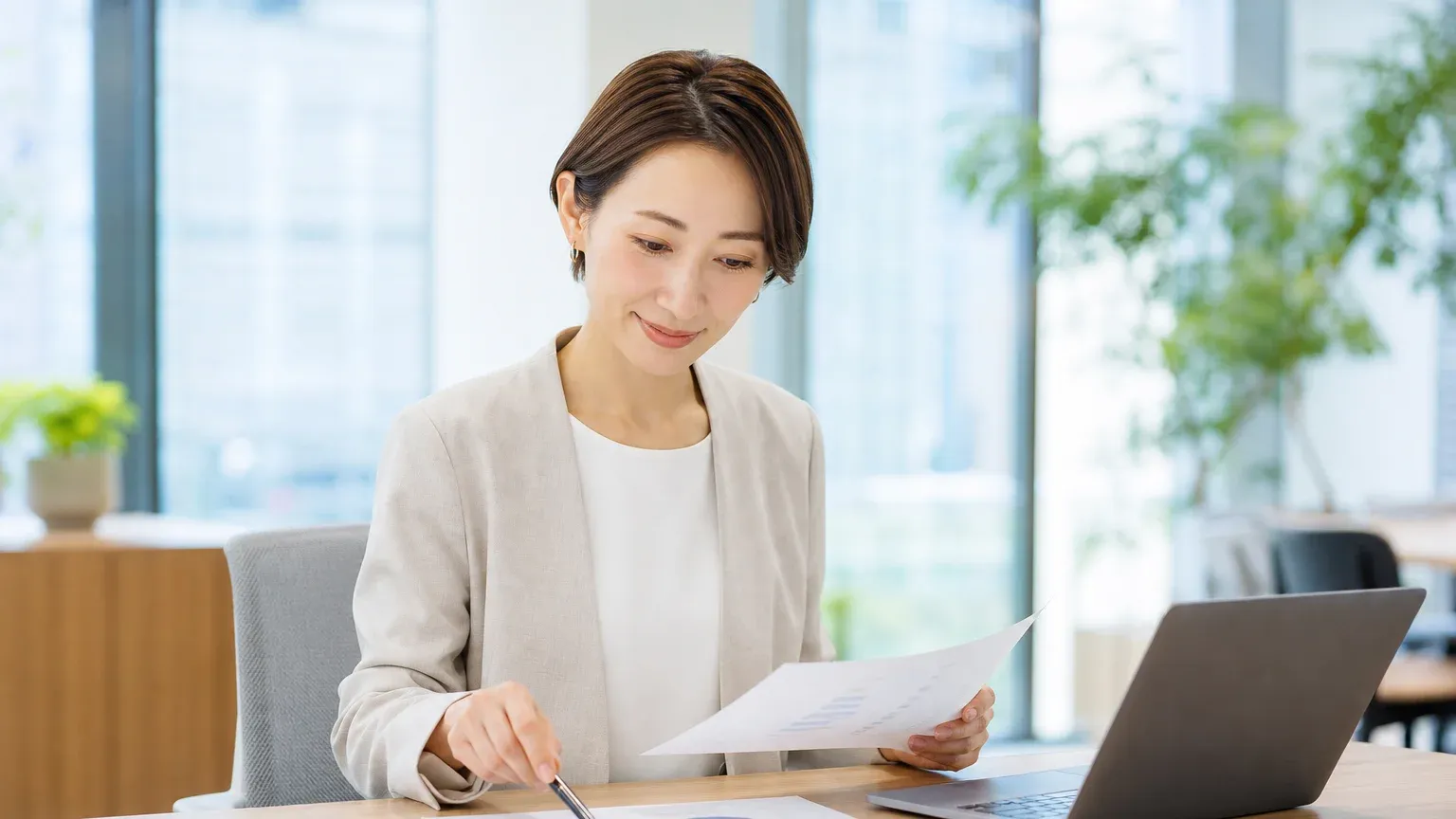 受託開発と派遣・業務委託・客先常駐の違いを資料で整理する発注担当者