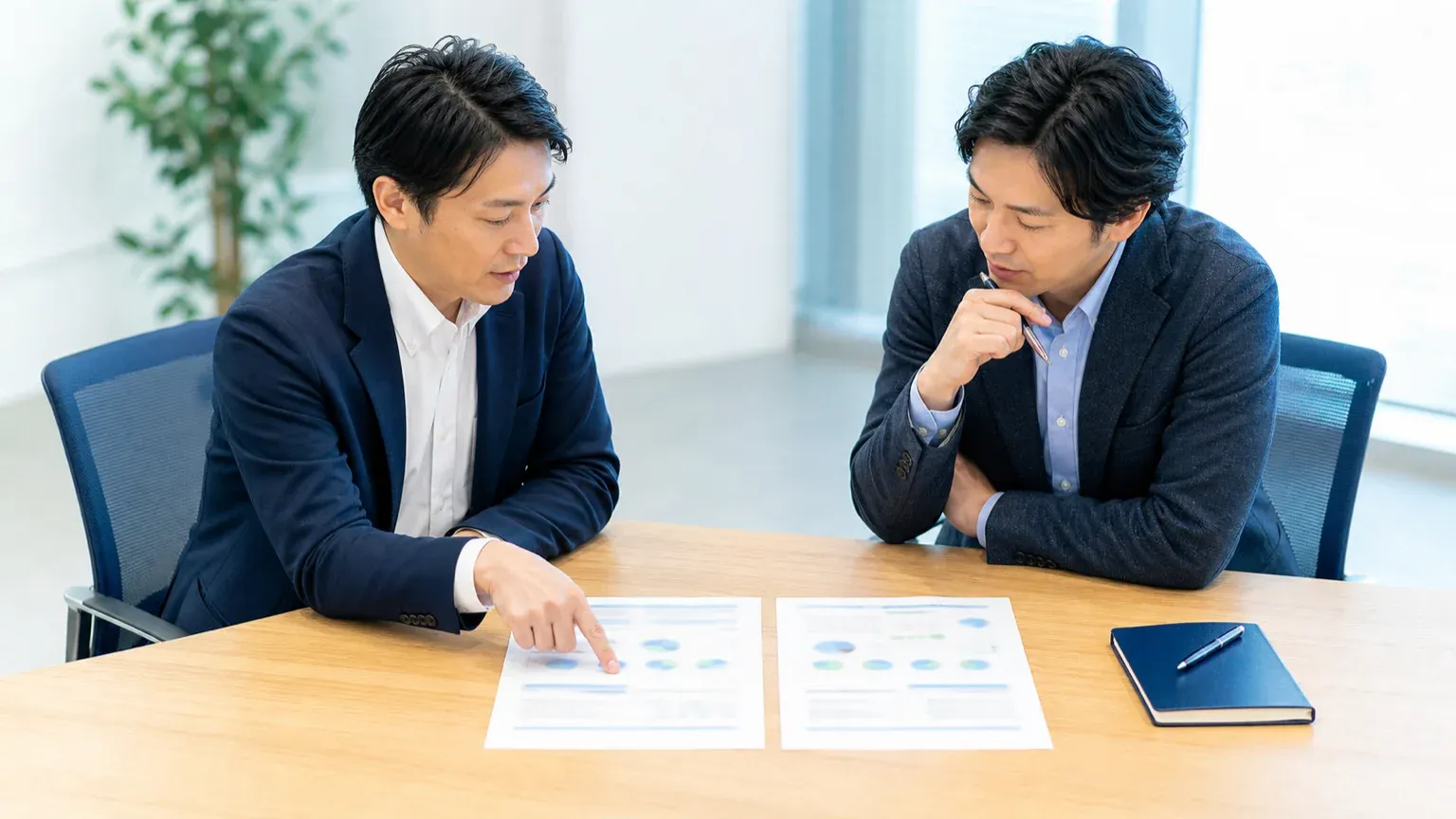 受託開発と自社開発(内製)の違いを踏まえて外注か内製かを検討する発注担当者