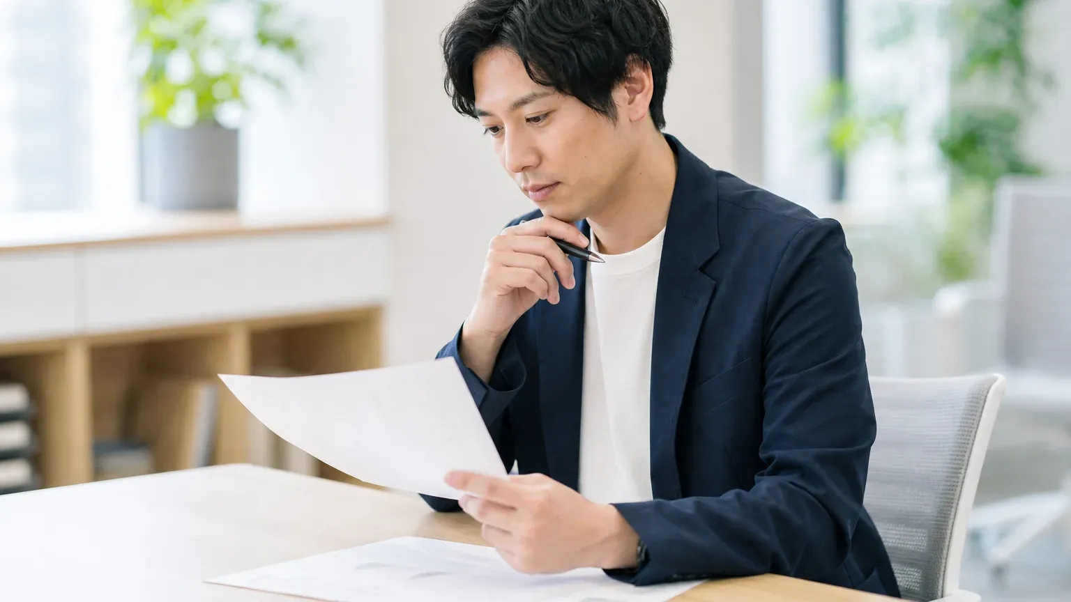 受託開発と共同開発の違いを踏まえて自社に合う頼み方を話し合う発注担当者とパートナー