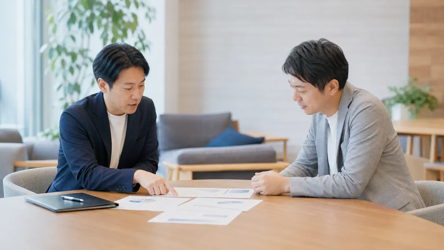 受託開発とSESのどちらで頼むかを会議で検討するチームの様子