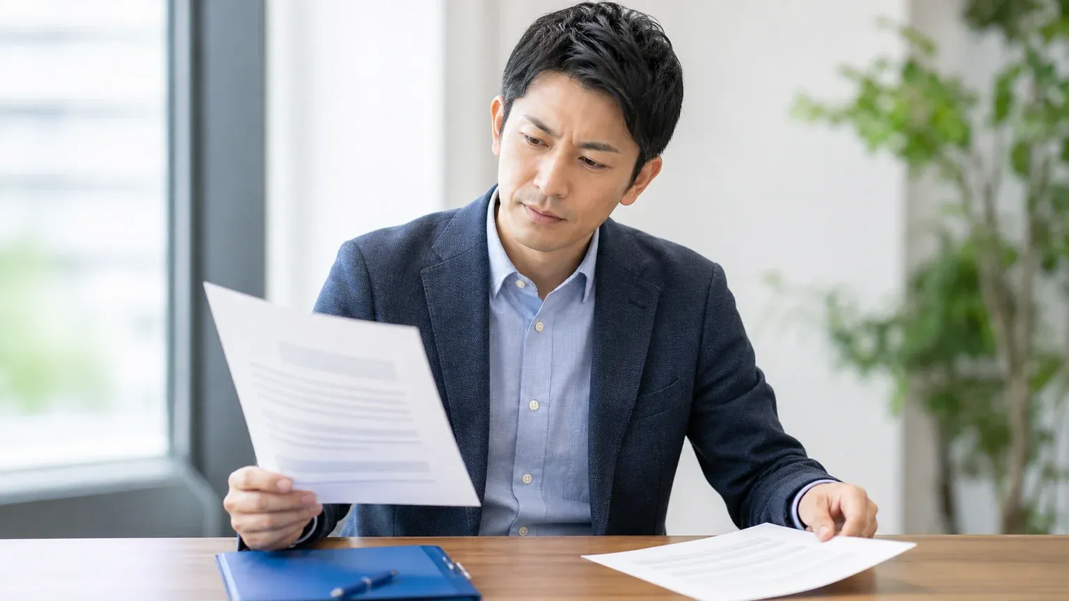 受託開発とSESの違いを契約書と資料で比較検討する発注担当者