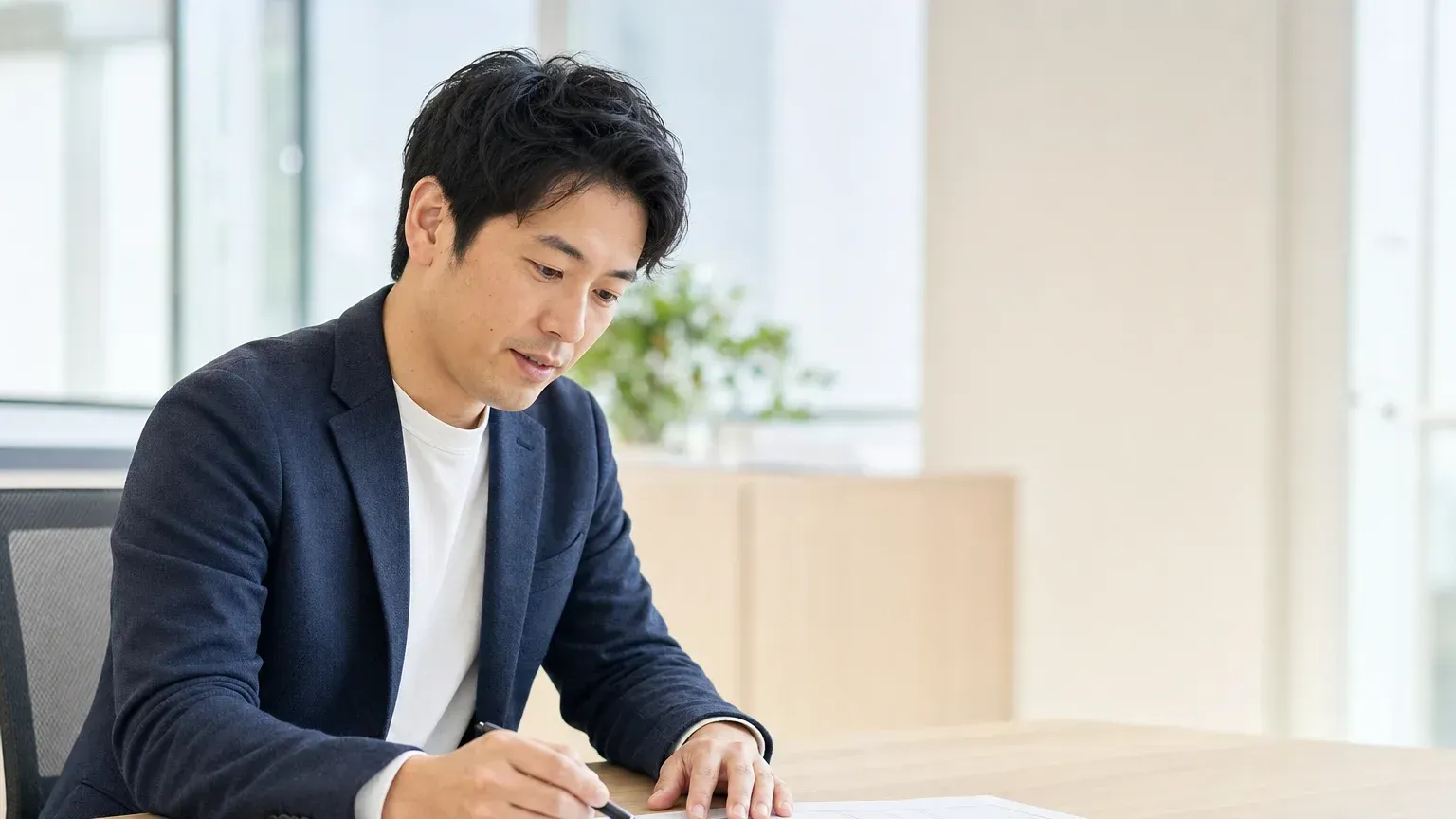 受託開発と請負開発の違いを契約書と見積書で確認する発注担当者