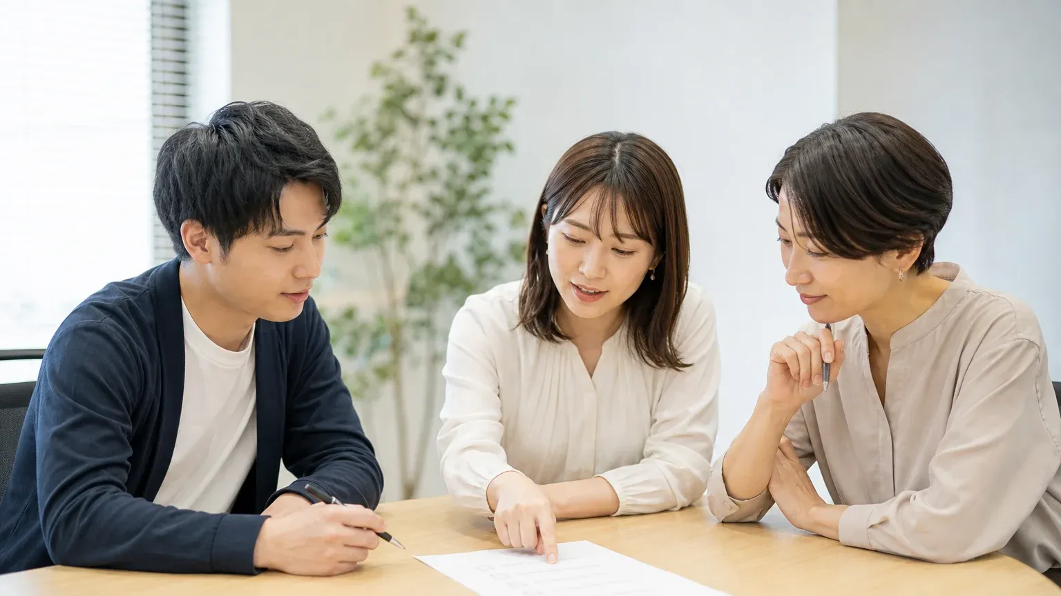 契約前に確認すべきチェック項目を複数人で読み合わせながら確認する打ち合わせの様子