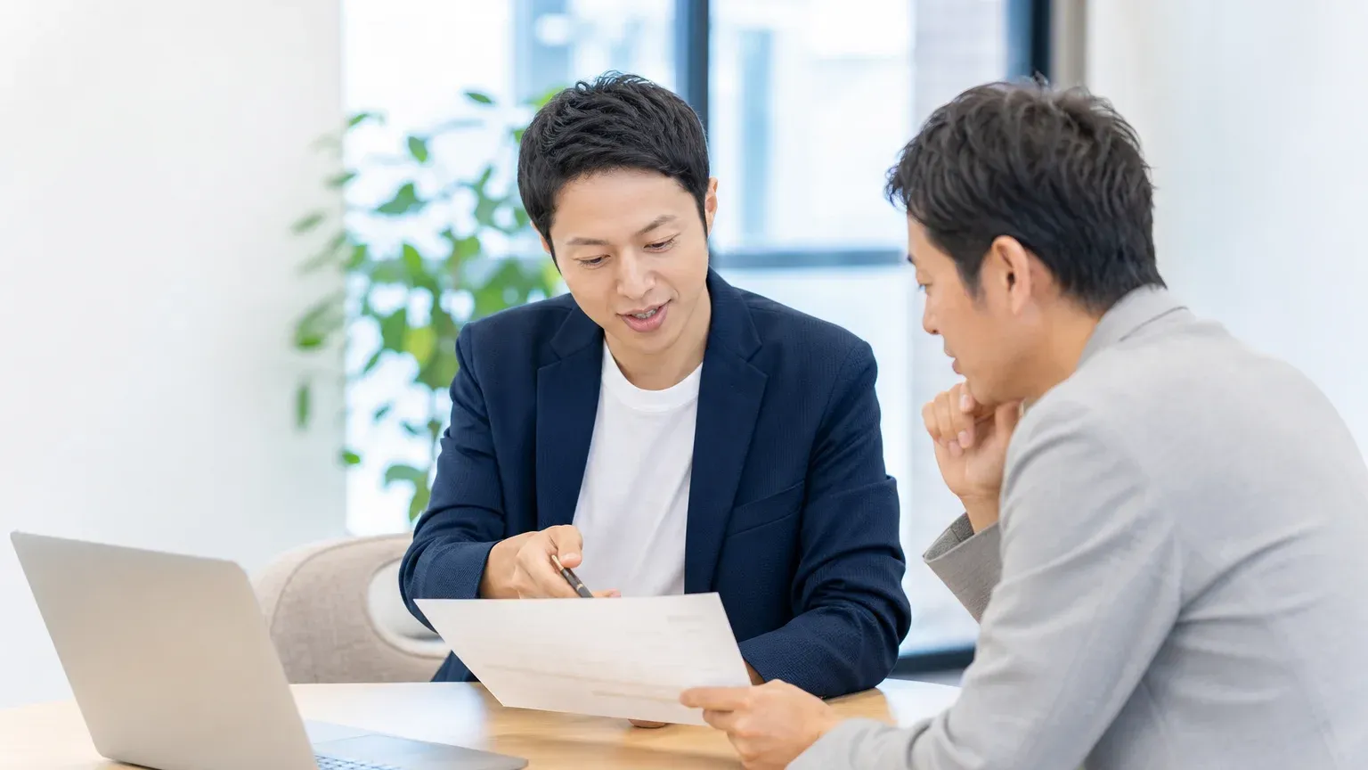 システム開発の費用を抑える方法と依頼先を検討する打ち合わせ