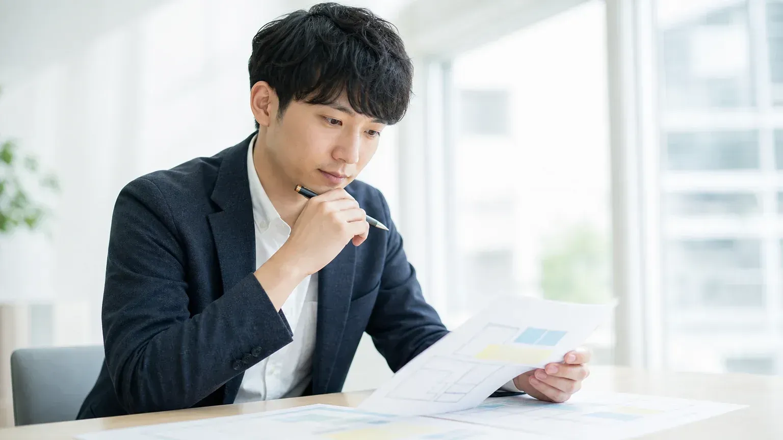 要件定義書の作り方と成果物サンプルを確認する担当者