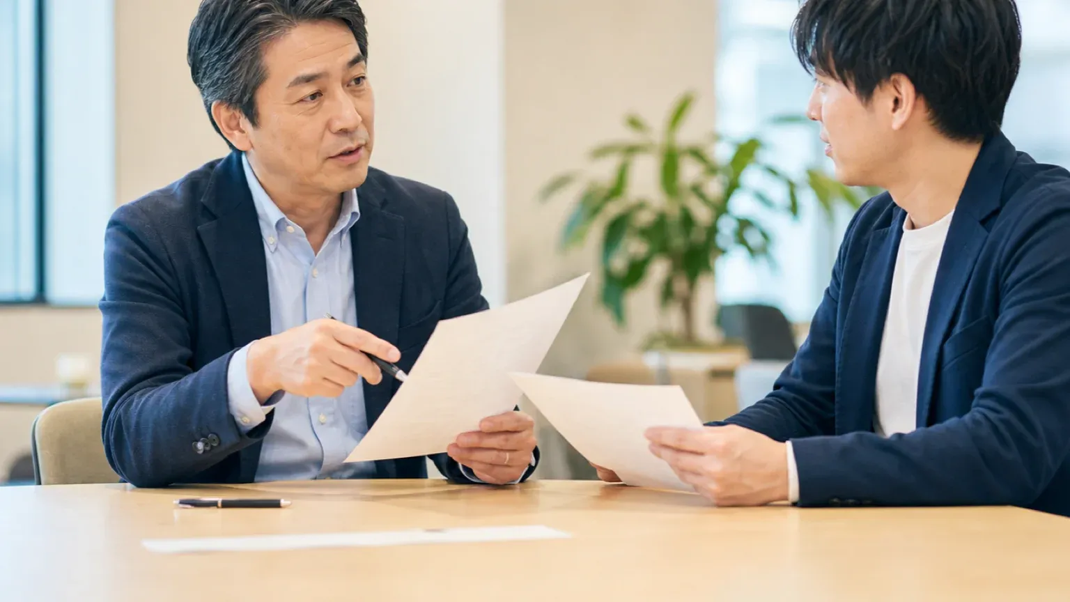 リスク管理担当とAI導入の確認事項を打ち合わせしている金融機関の担当者