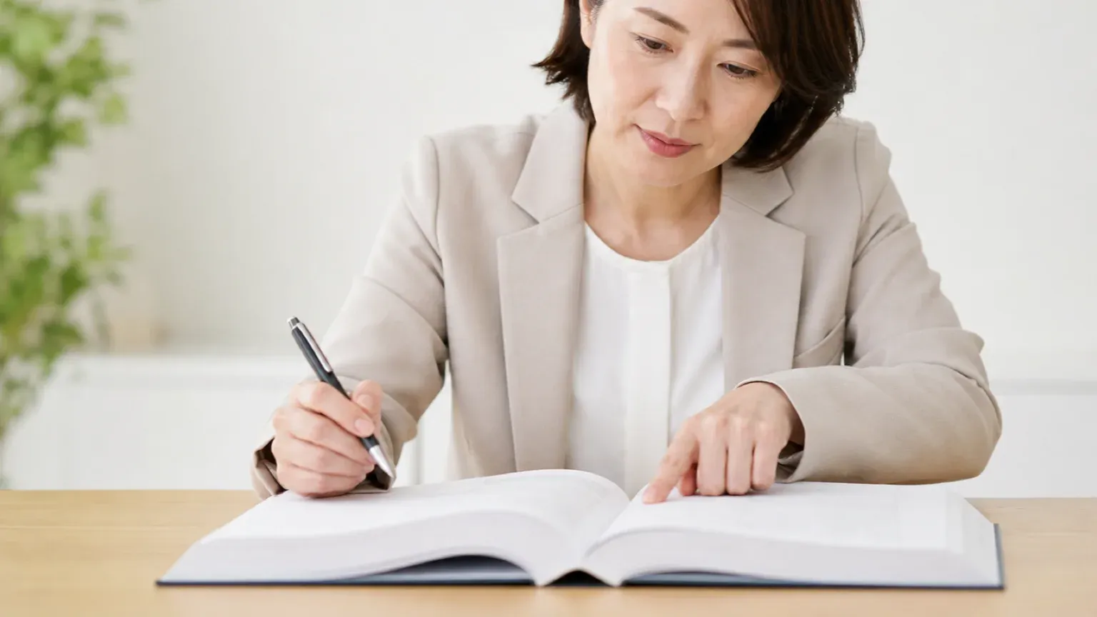 業態ごとの規程資料を確認している金融機関の担当者