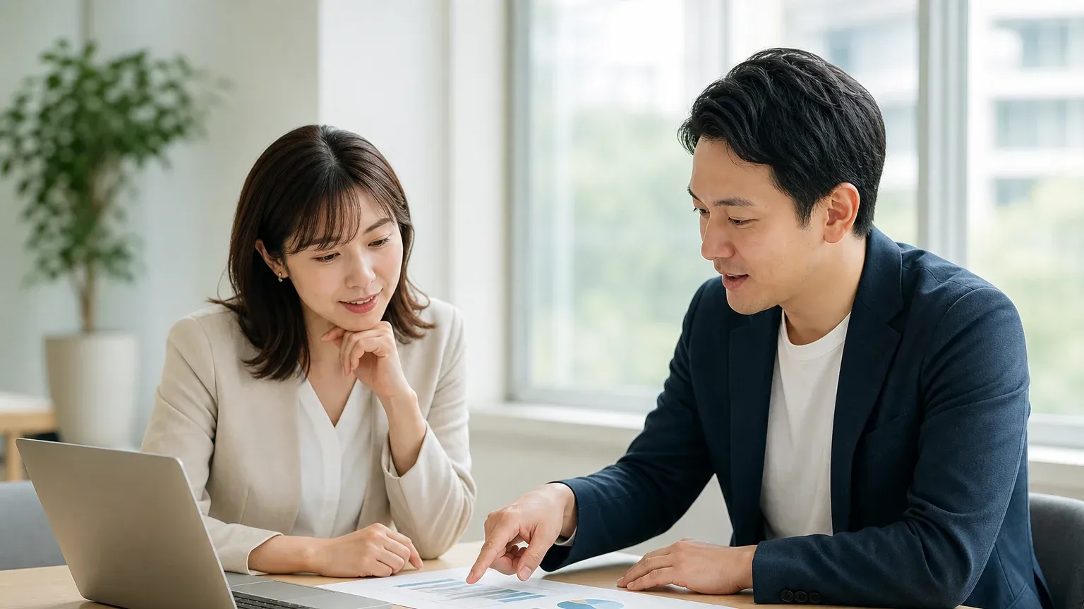 生成AIの社内導入の稟議資料を前に上長へ説明する担当者