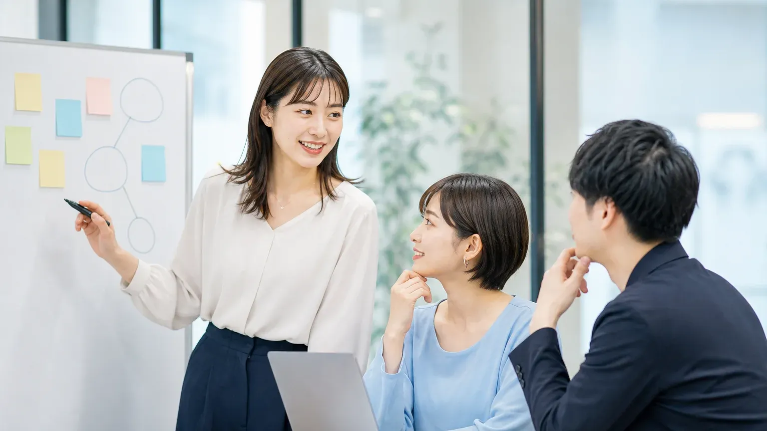 生成AIの社内導入の推進体制と社内ルールを検討する担当者たち