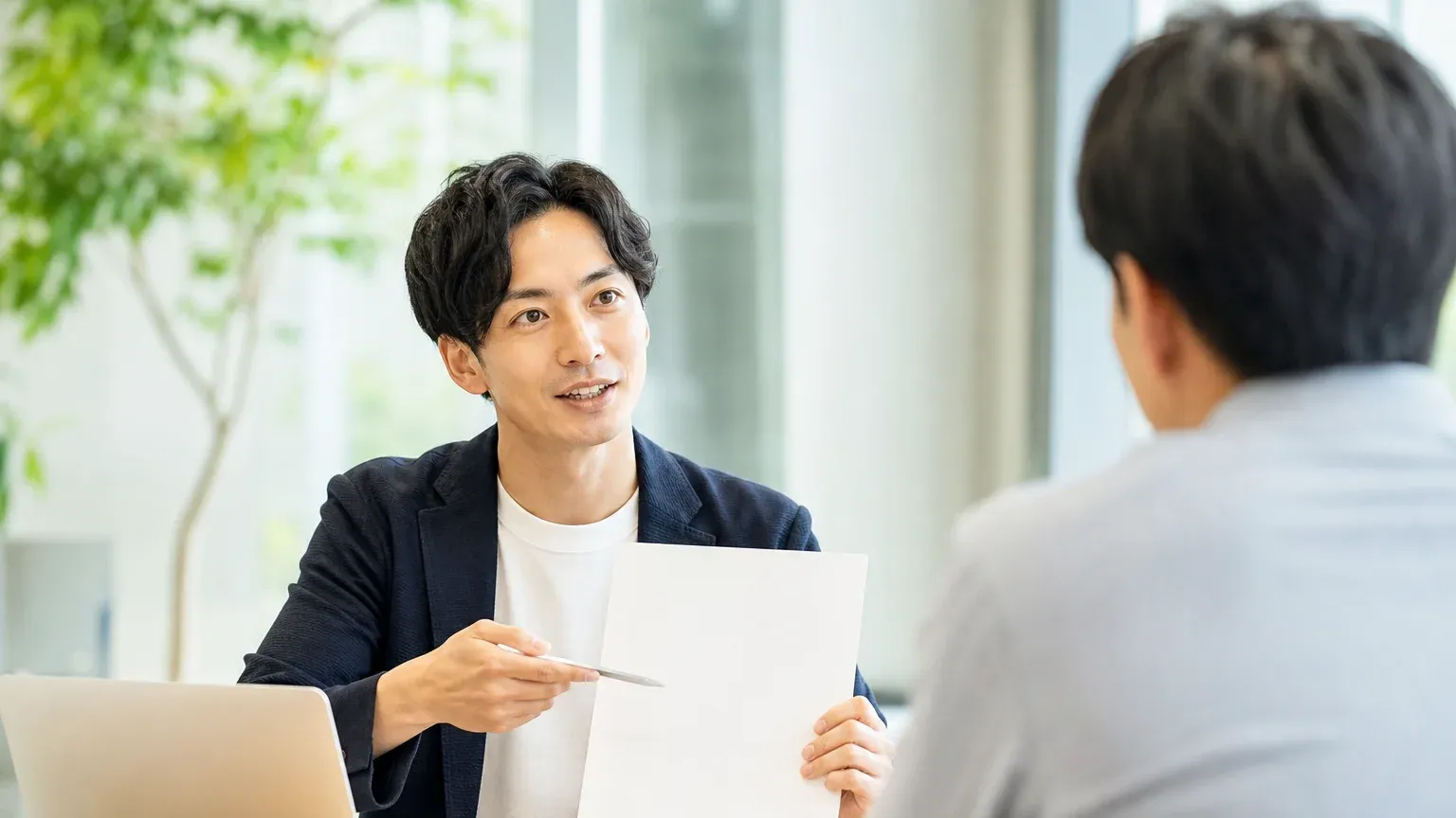 生成AIの社内導入の稟議資料を示して上長に説明する担当者
