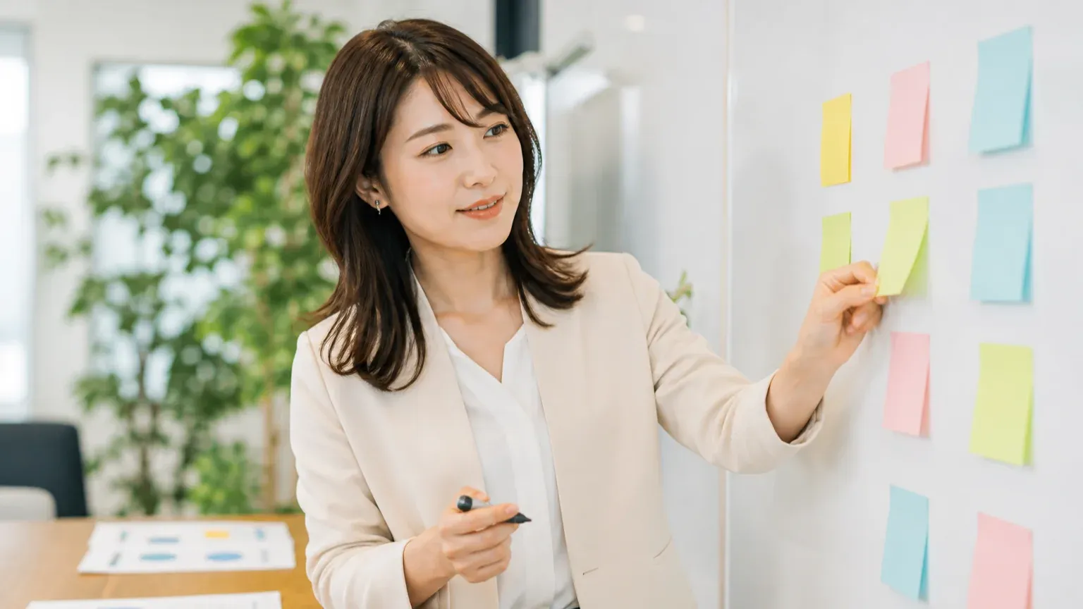 ホワイトボードに付箋を貼りながら生成AI社内ガイドラインで決める論点を整理する担当者