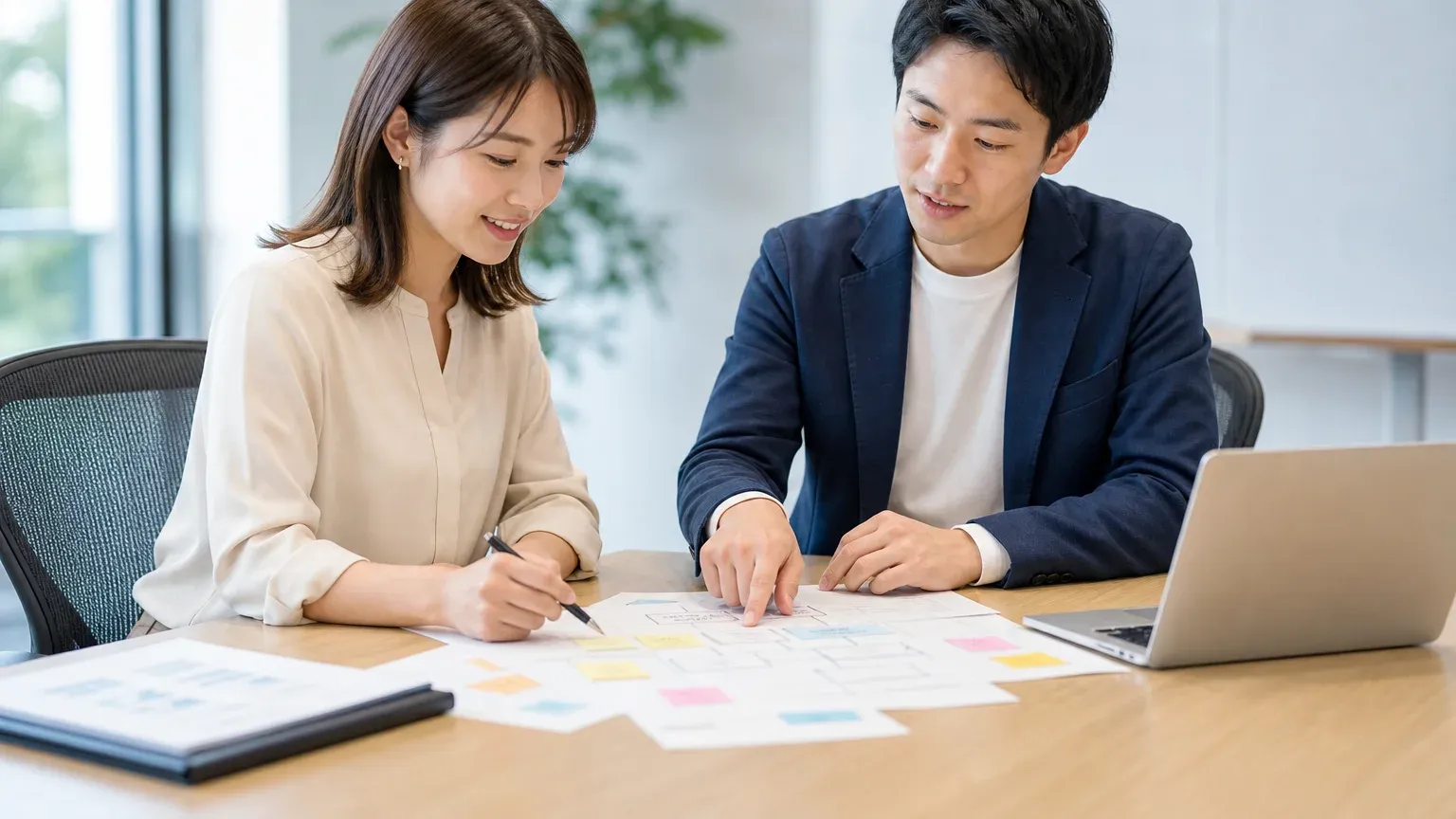在庫管理システムの要件を書き出して開発会社と発注を打ち合わせる担当者たち