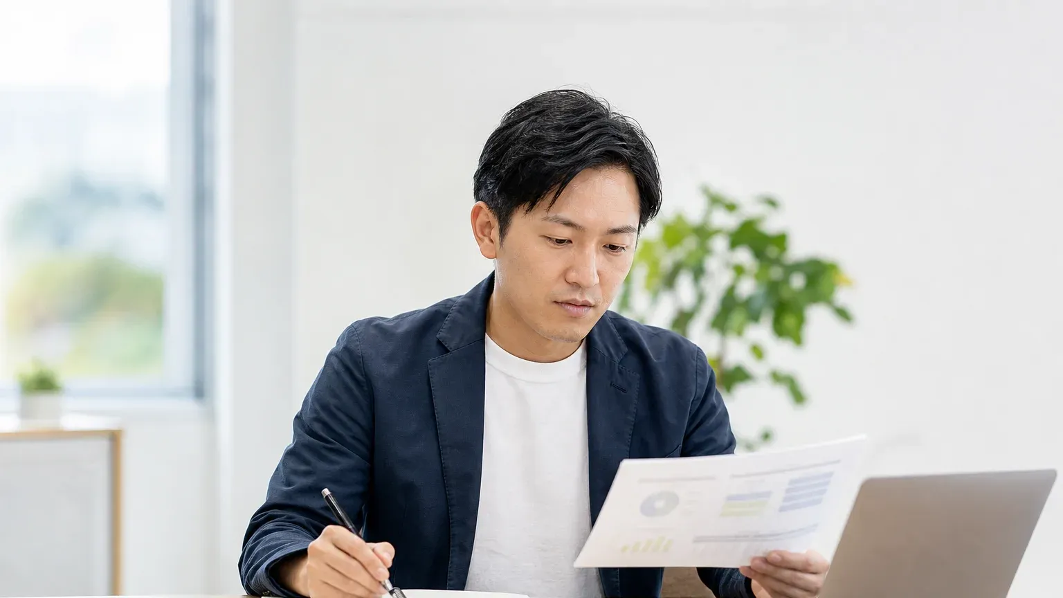 ラボ型開発と受託開発の違いを資料で確認しながら頼み方を検討する発注担当者