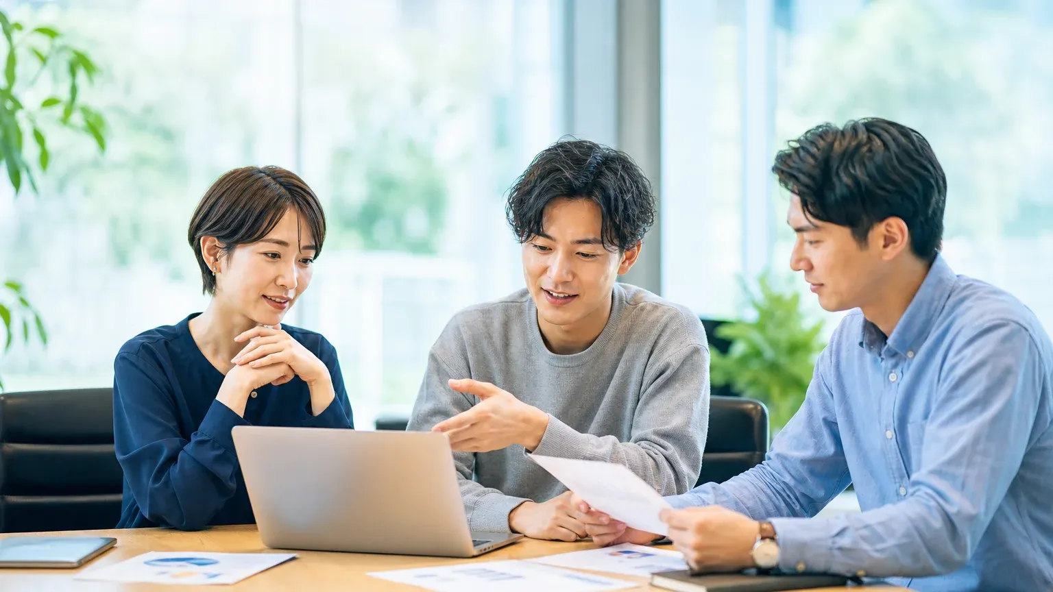 ラボ型と受託開発のどちらで頼むか、自社の案件を踏まえて話し合う発注担当者と開発チーム