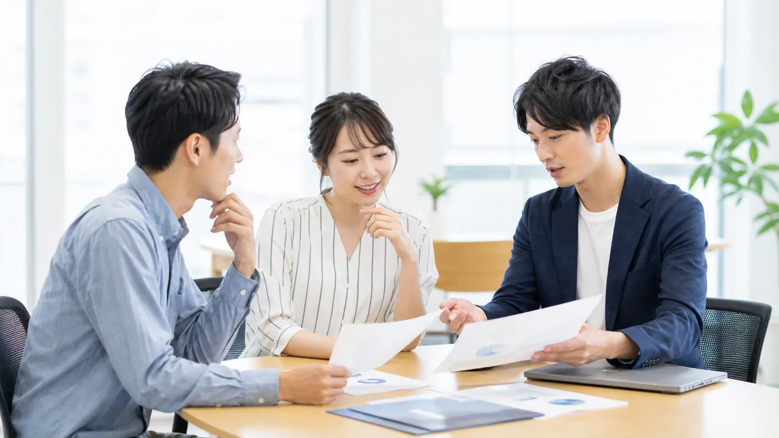 ベンダーロックインの回避策と脱却の方法を整理する発注担当者の打ち合わせ