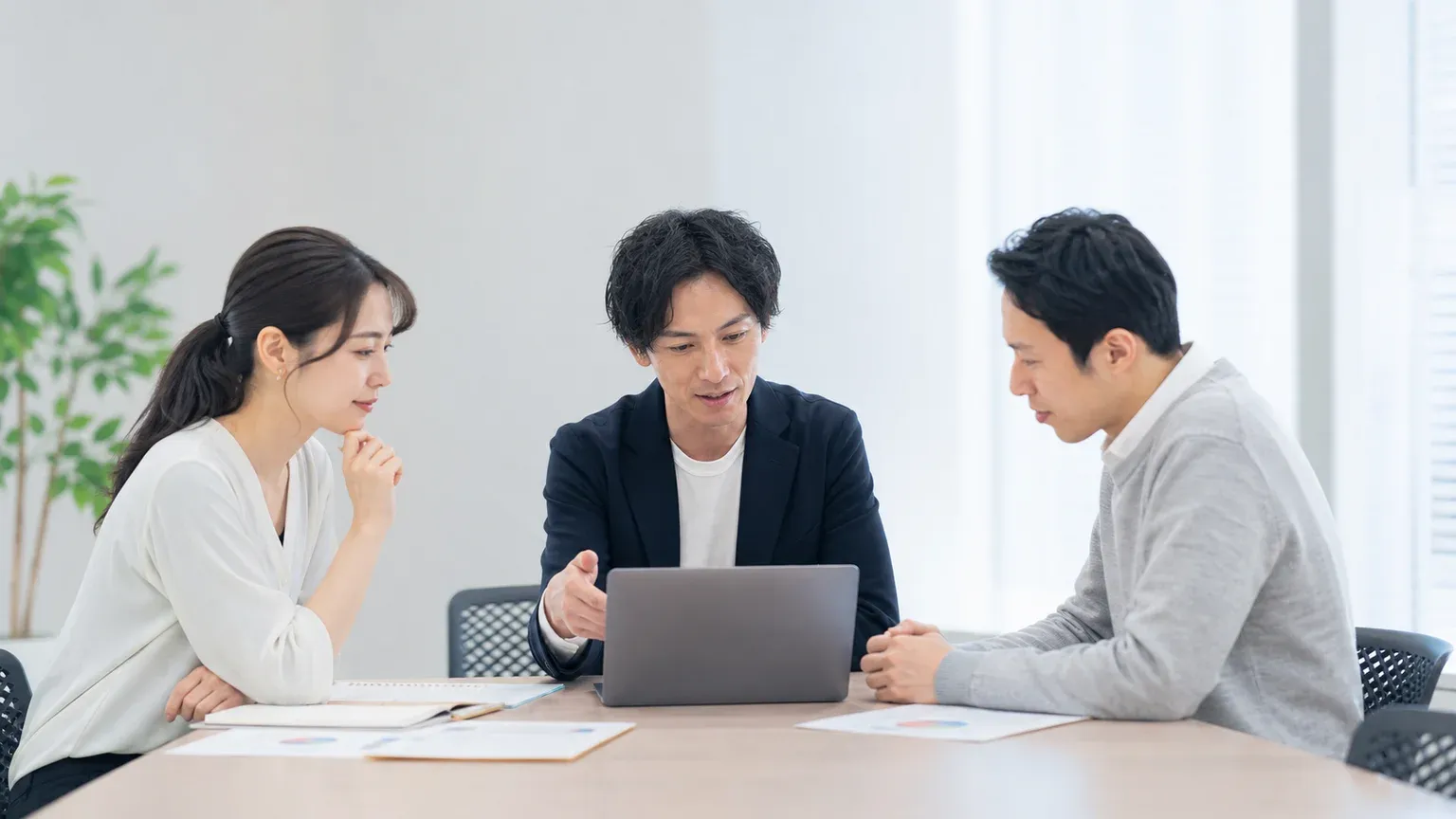 スクラムのスプリントで開発とレビューを繰り返すチームの会議の様子
