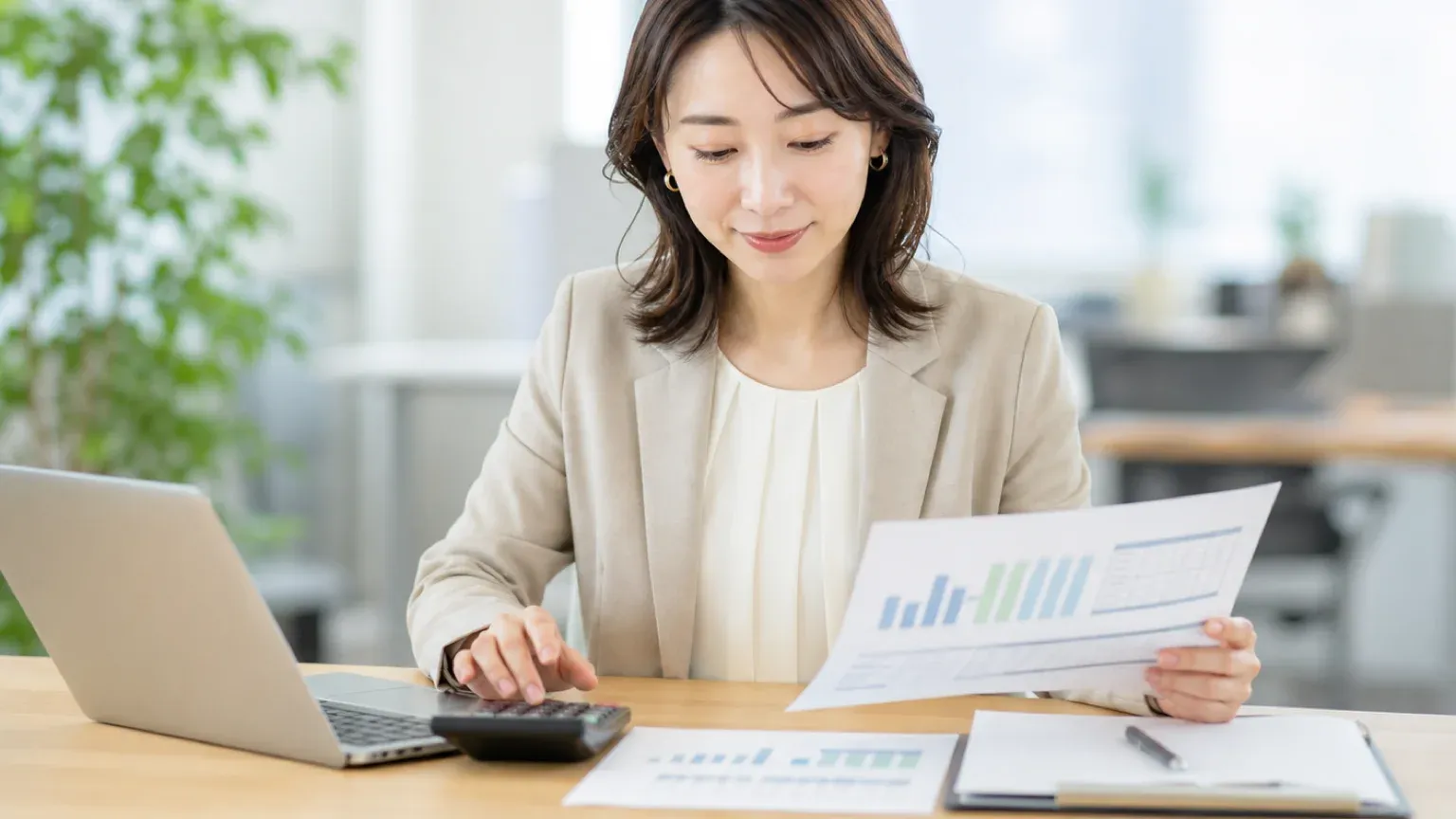ノーコード・ローコード受託開発の費用とフルスクラッチとの違いを資料で確認する発注担当者