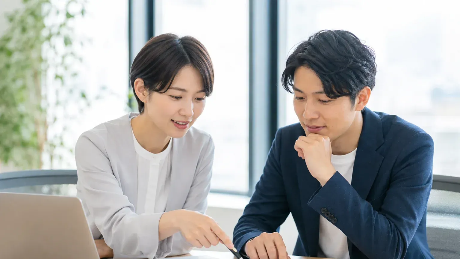 ノーコード・ローコード受託開発が自社の案件に向くかどうかを話し合う発注担当者