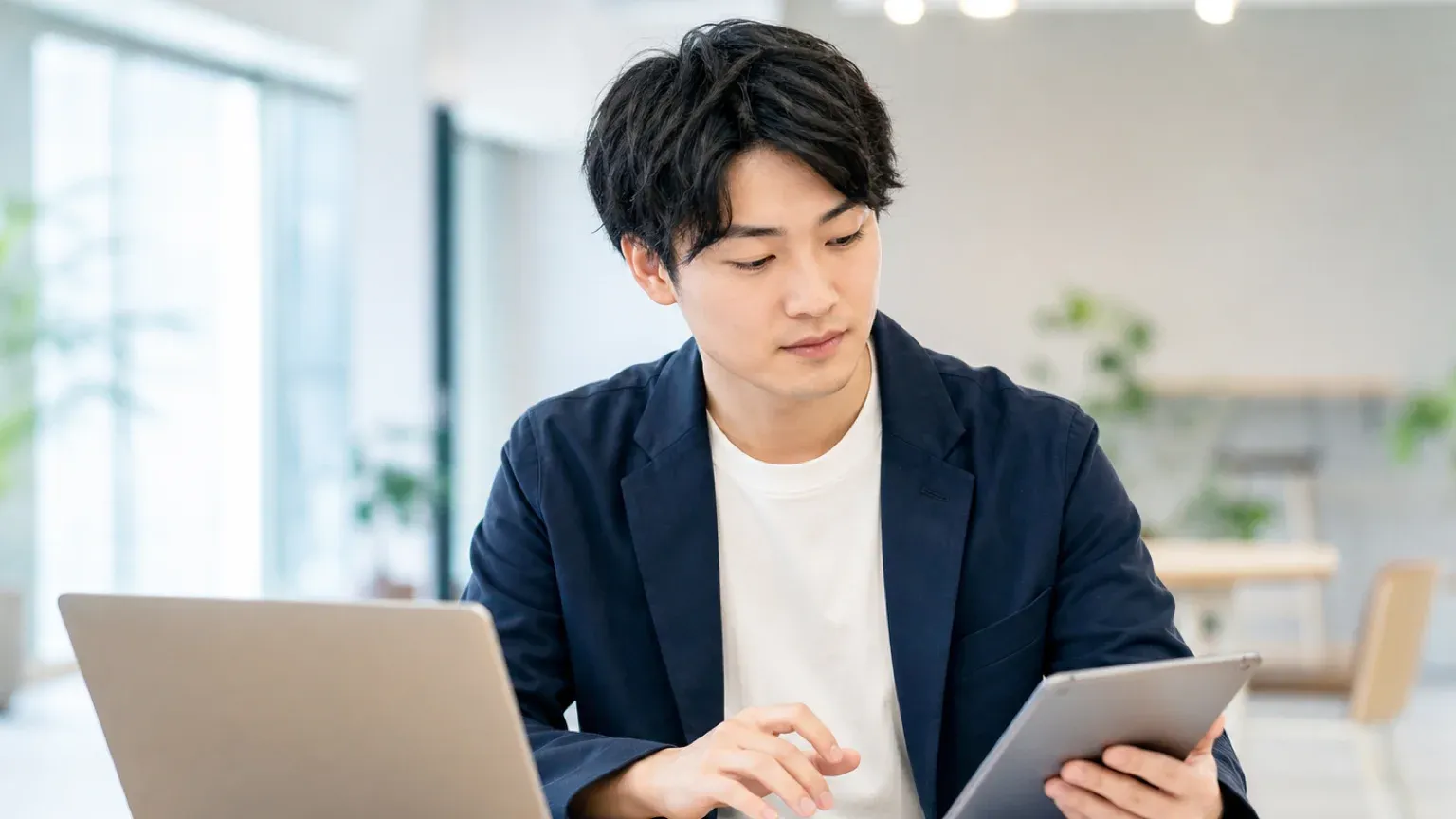 ノーコード・ローコード受託開発の費用と作り方をPCとタブレットで検討する担当者