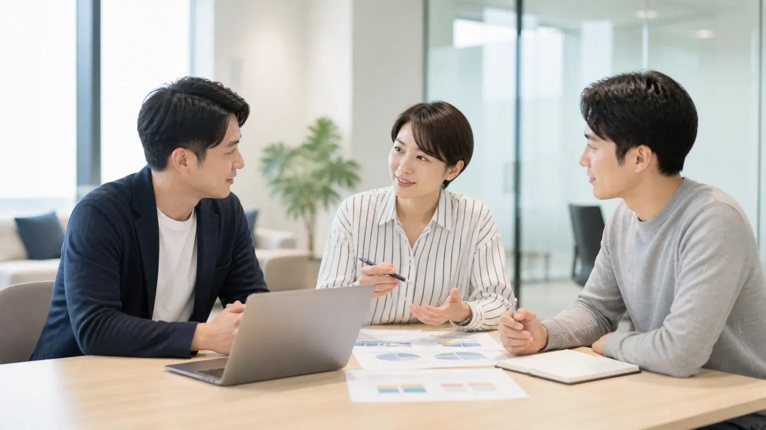 外注管理を効率化するコツを関係者で確認する打ち合わせの様子