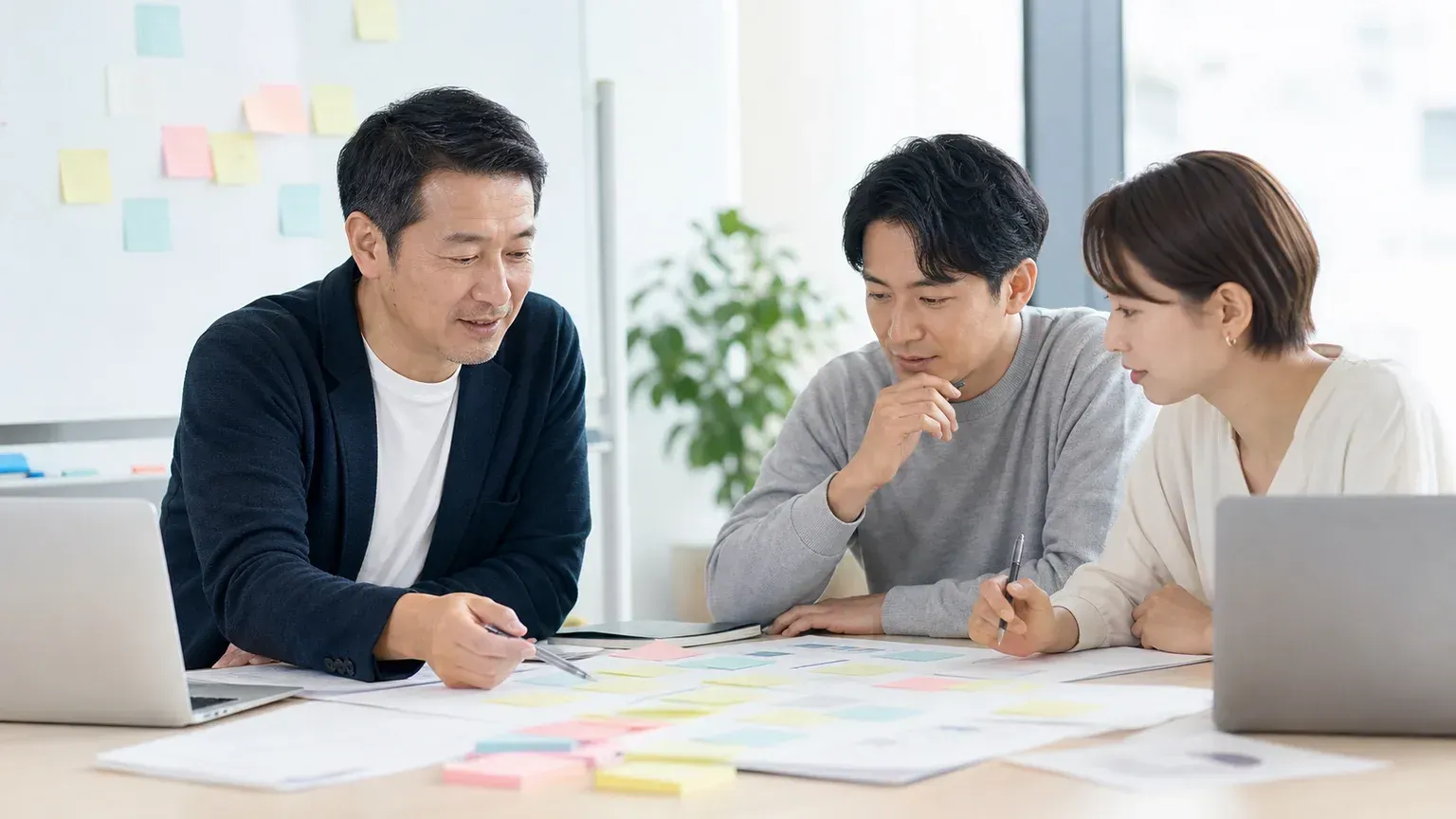 ペルソナとユーザーストーリーの作り方を資料と付箋で整理する会議