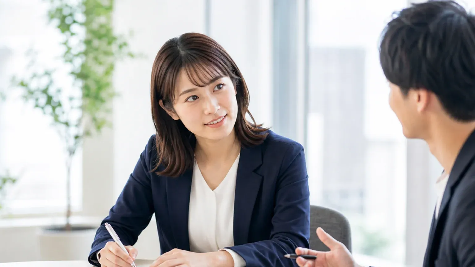 開発会社との打ち合わせでAI導入の確認事項を詰める不動産会社の担当者