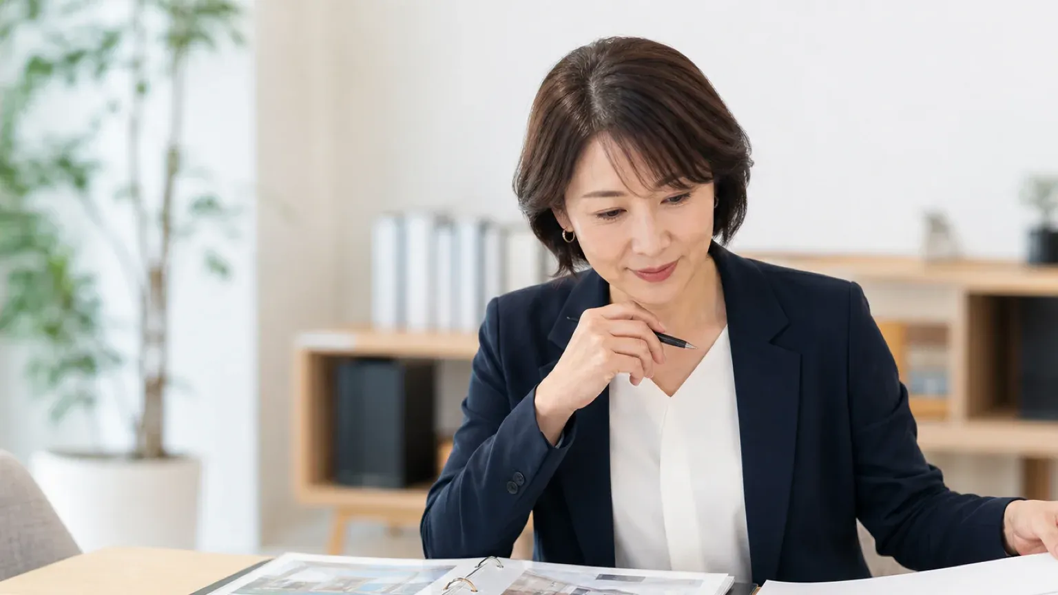物件資料と間取り図を見比べAI導入の対象業務を検討する担当者