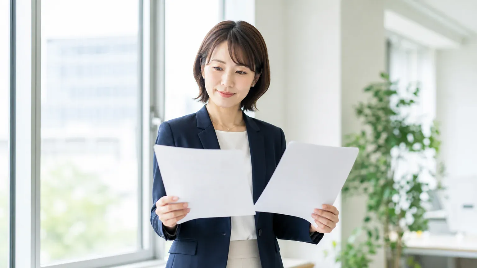 システム開発会社の選び方を資料で確認しながら検討する発注担当者